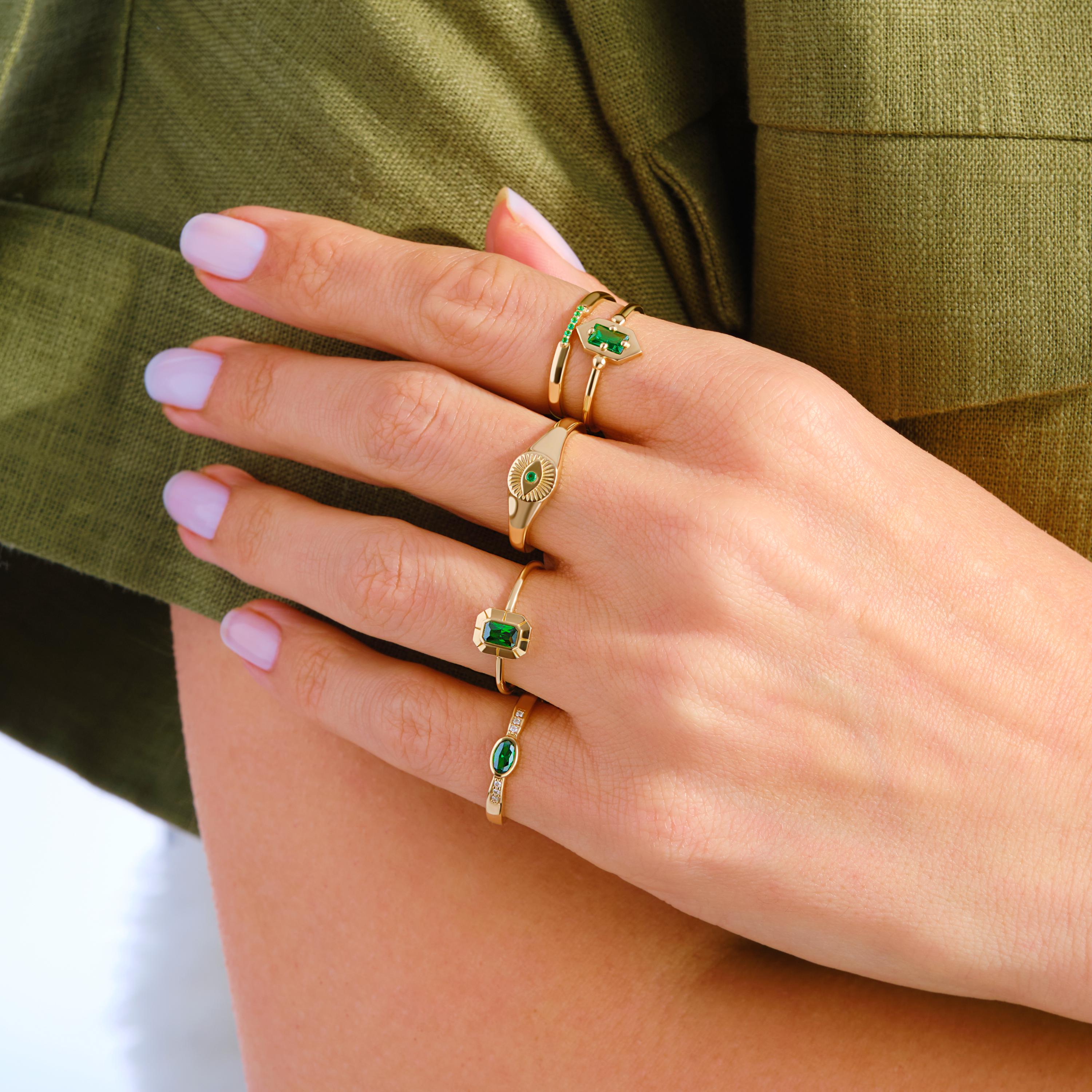 Oval Emerald Engagement Ring – 14K Solid Gold ✨💚
A delicate oval emerald ring featuring sparkling side diamonds, perfect for engagements, weddings, or meaningful gifts. Can be customized with Diamond or Moissanite according to your preference. 💍