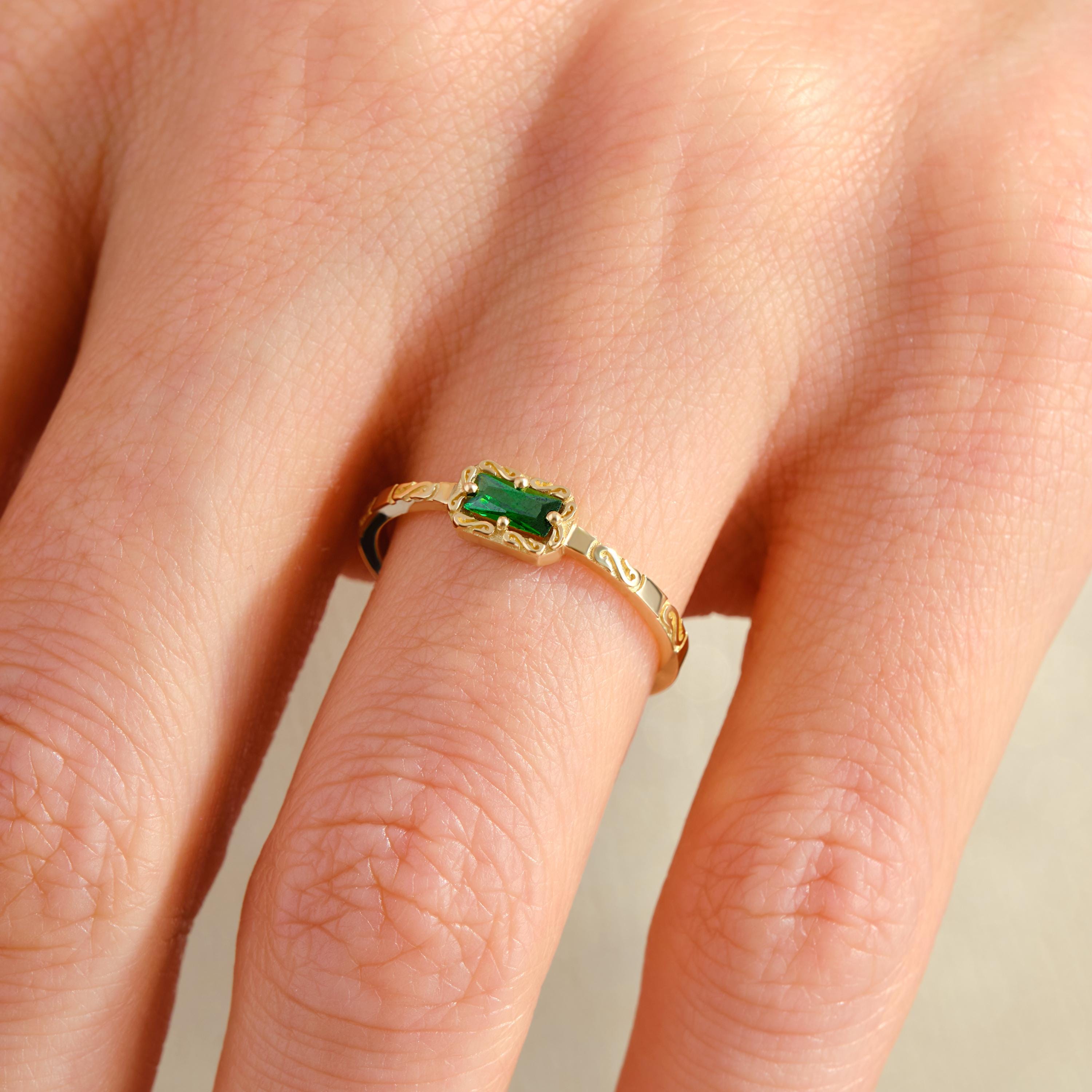 💚 Baguette Emerald Ring – 14K Solid Gold Braided Birthstone Band
Showcasing a sleek horizontal baguette-cut emerald, this ring pairs minimalist charm with vintage elegance. Braided detailing and a rich green stone make it a timeless choice for art deco lovers.