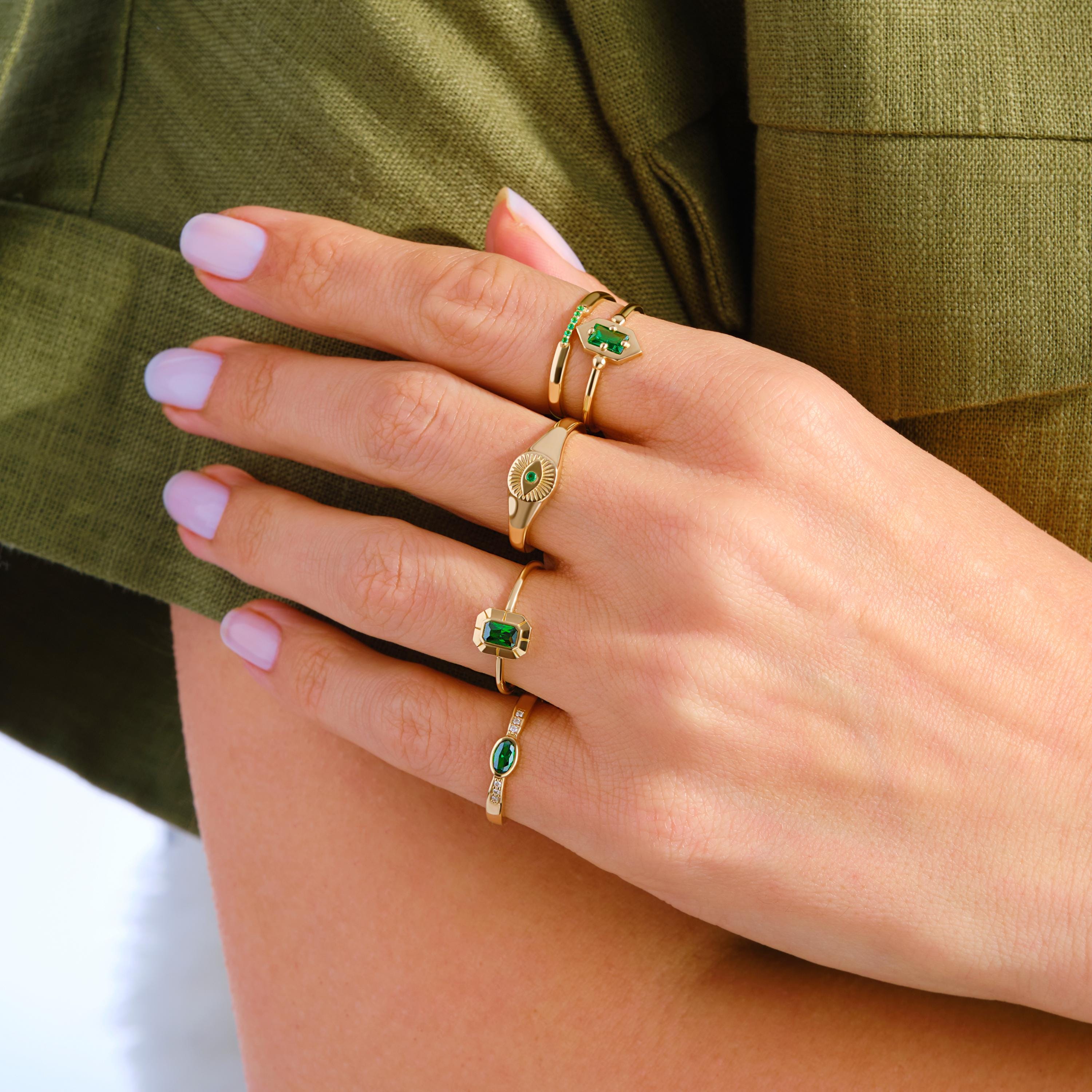 Baguette Emerald Ring – 14K Yellow Gold 💚✨
Elegant baguette-cut emerald ring in a sleek vertical design, perfect for stacking or wearing solo. A timeless birthstone piece that brings a pop of green to any jewelry collection, ideal for lovers of dainty yet striking rings. 💎