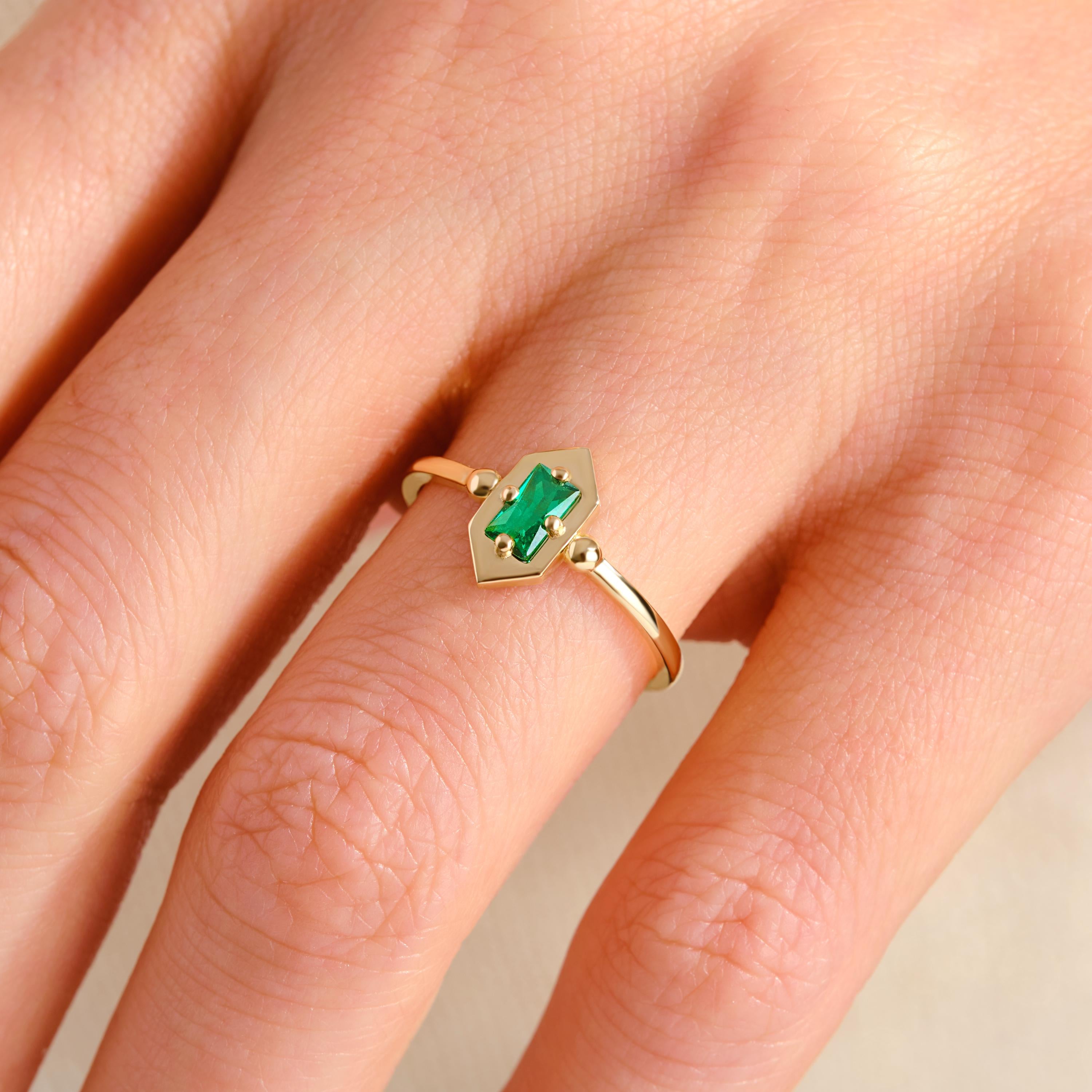 Baguette Emerald Ring – 14K Yellow Gold 💚✨
Elegant baguette-cut emerald ring in a sleek vertical design, perfect for stacking or wearing solo. A timeless birthstone piece that brings a pop of green to any jewelry collection, ideal for lovers of dainty yet striking rings. 💎