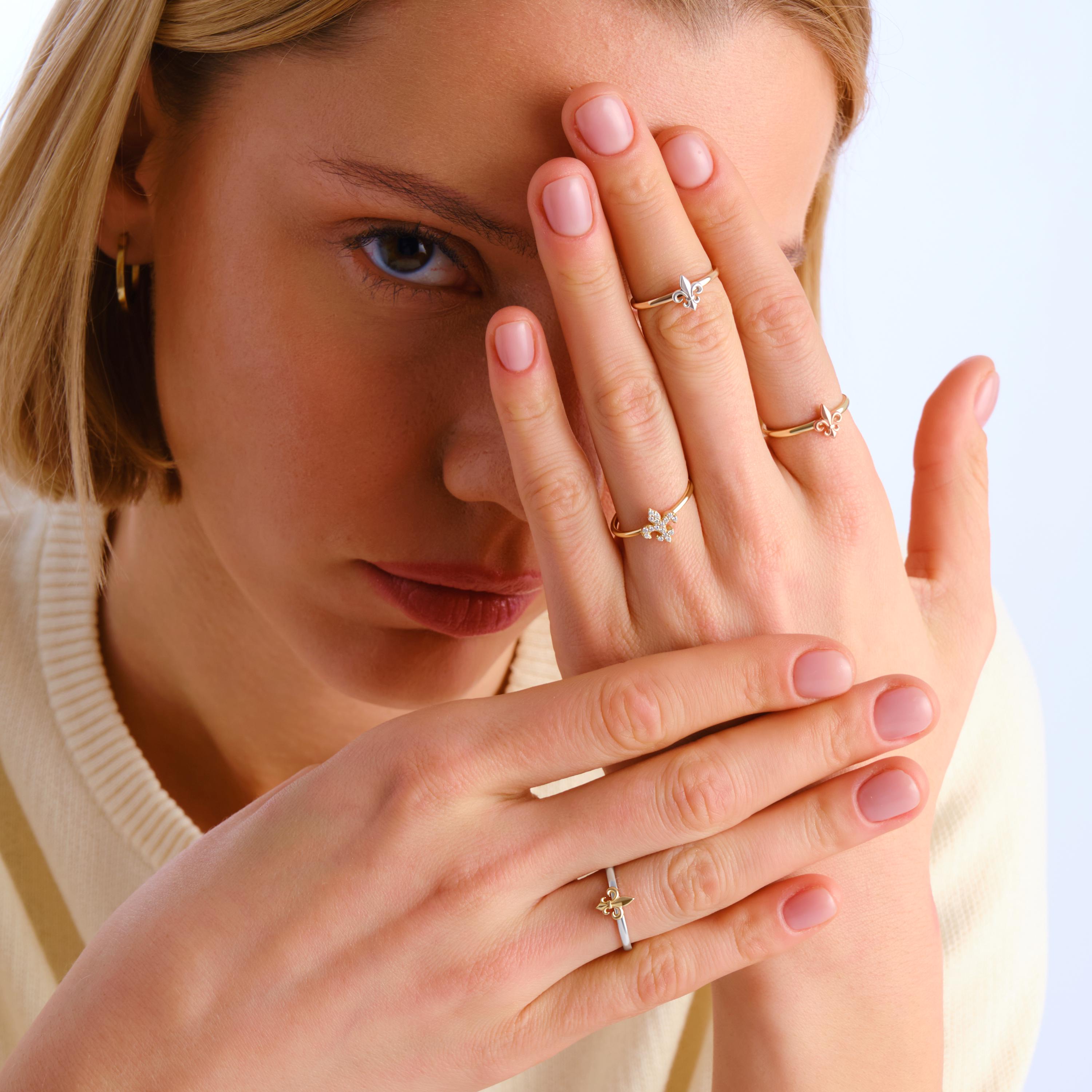 Fleur De Lis Diamond Ring – 14K Gold Stackable Lotus Symbol Ring for Women 💎🌸
A delicate blend of symbolism and sparkle, this Fleur De Lis ring features micro pave moissanite stones set in solid 14K gold. Representing purity, strength, and elegance, this lotus-inspired band is a meaningful and stylish choice for stacking or solo wear.