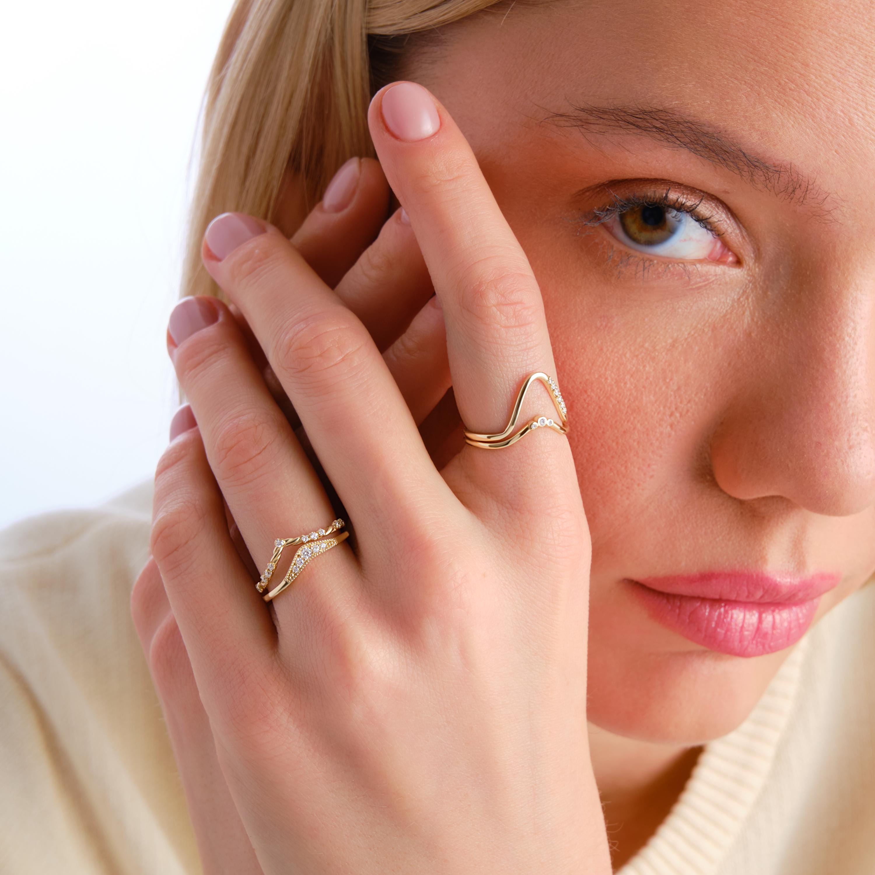 Curved Pave Diamond Wedding Ring – 14K Solid Gold V Shape Chevron Band 💍✨
This minimalist curved band features a graceful wave design with sparkling diamonds. Perfect as a wedding band, engagement ring enhancer, or a chic stackable ring for everyday elegance.