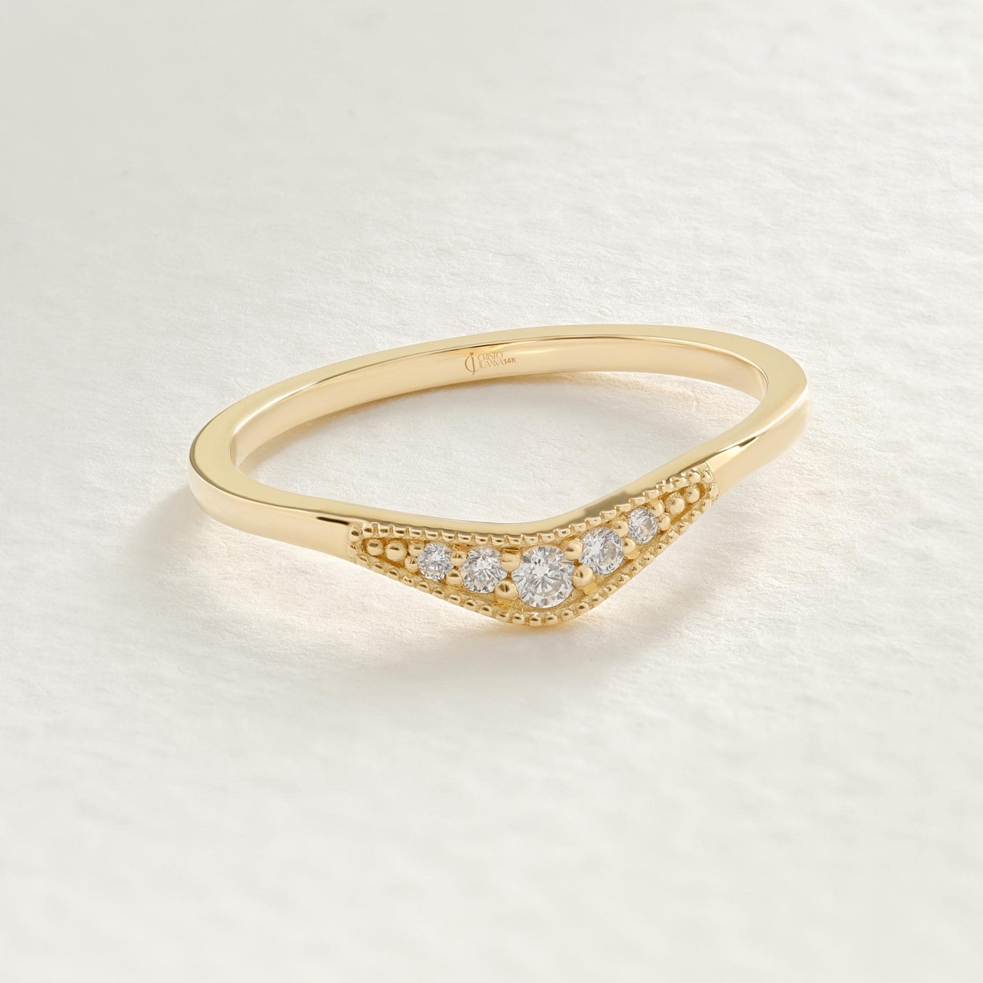 Curved Pave Diamond Wedding Ring – 14K Solid Gold V Shape Chevron Band 💍✨
This minimalist curved band features a graceful wave design with sparkling diamonds. Perfect as a wedding band, engagement ring enhancer, or a chic stackable ring for everyday elegance.
