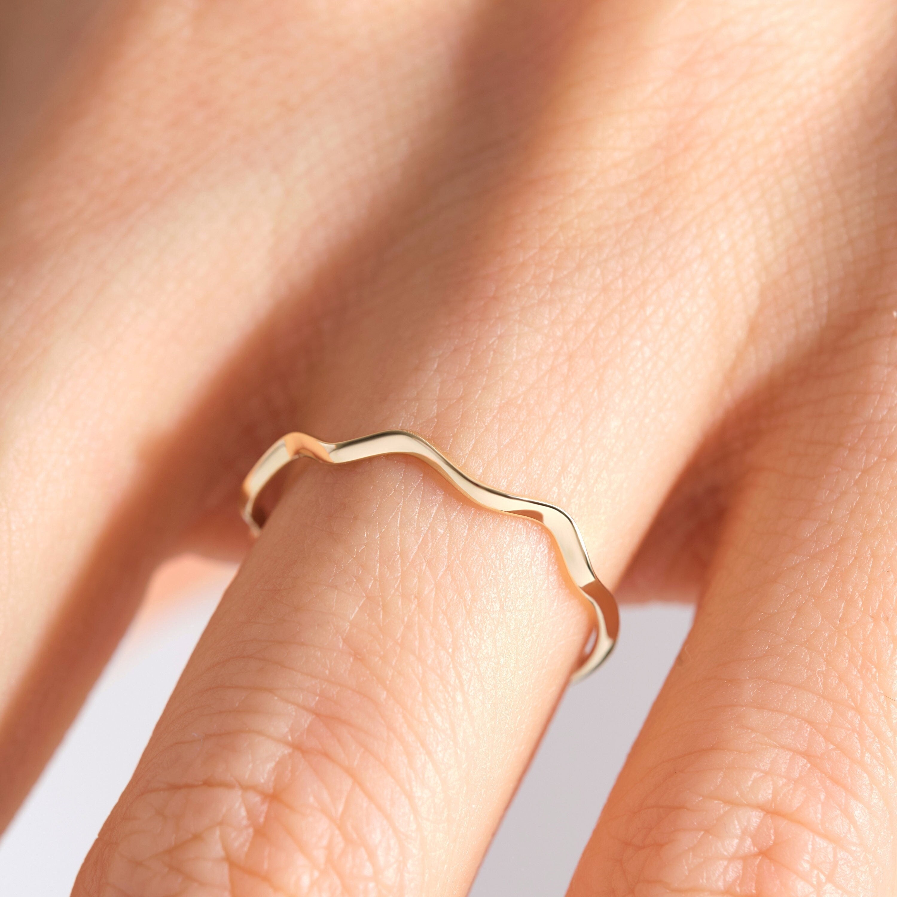 Wavy Squiggle Chevron Ring 💫 10K / 14K / 18K Solid Gold
Embrace your individuality with this abstract ripple ring! A modern chevron design combined with playful wave curves — perfect for stacking or wearing solo.