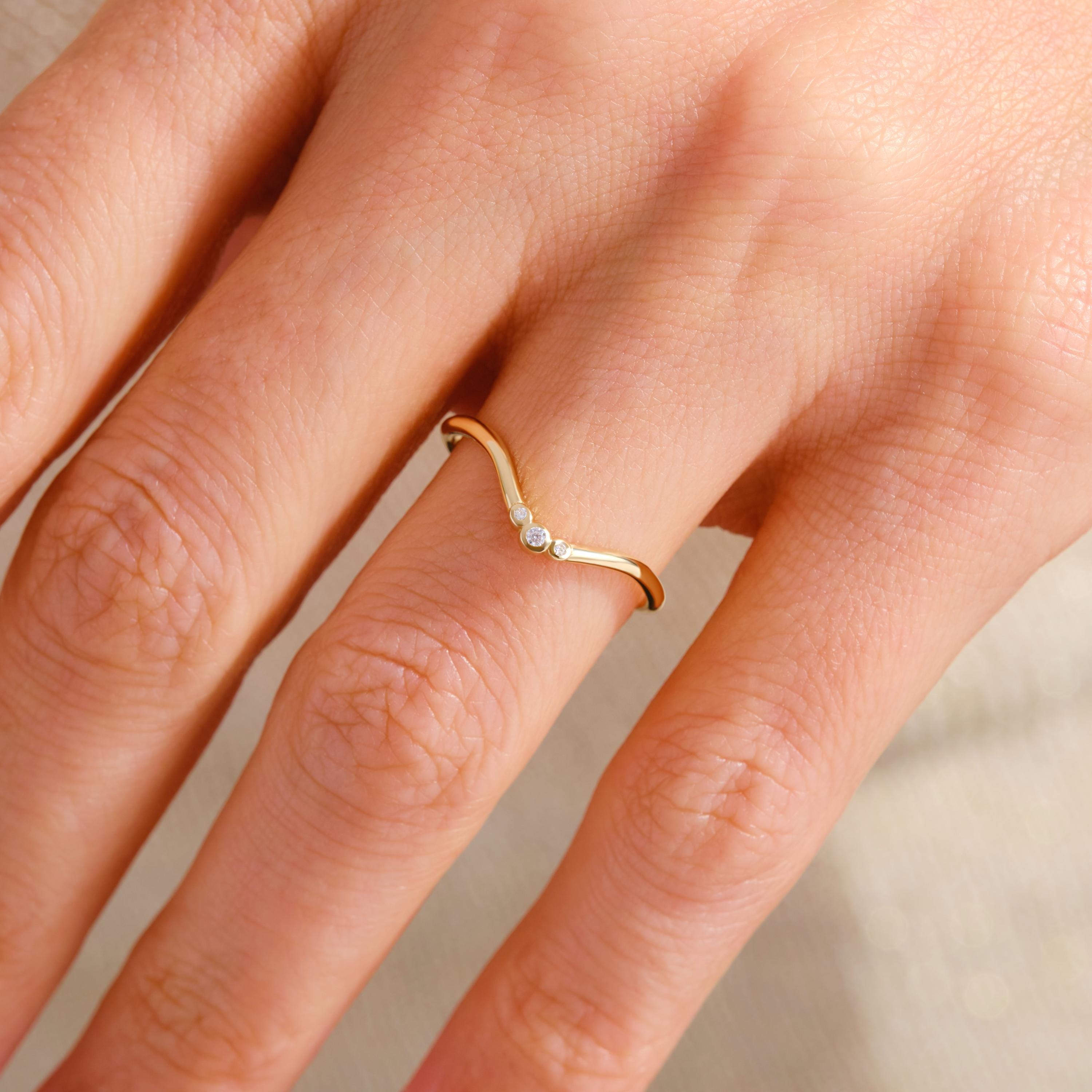 Diamond Chevron Swoop Ring – 10K / 14K / 18K Solid Gold V Band 💎✨
Elegant and modern, this swoop-shaped chevron ring features a trio of shimmering moissanite stones in a graceful V curve. Perfect as a curved wedding band, midi ring, or stacking favorite — this wave-inspired piece adds sparkle and style to any look 🌊💫
