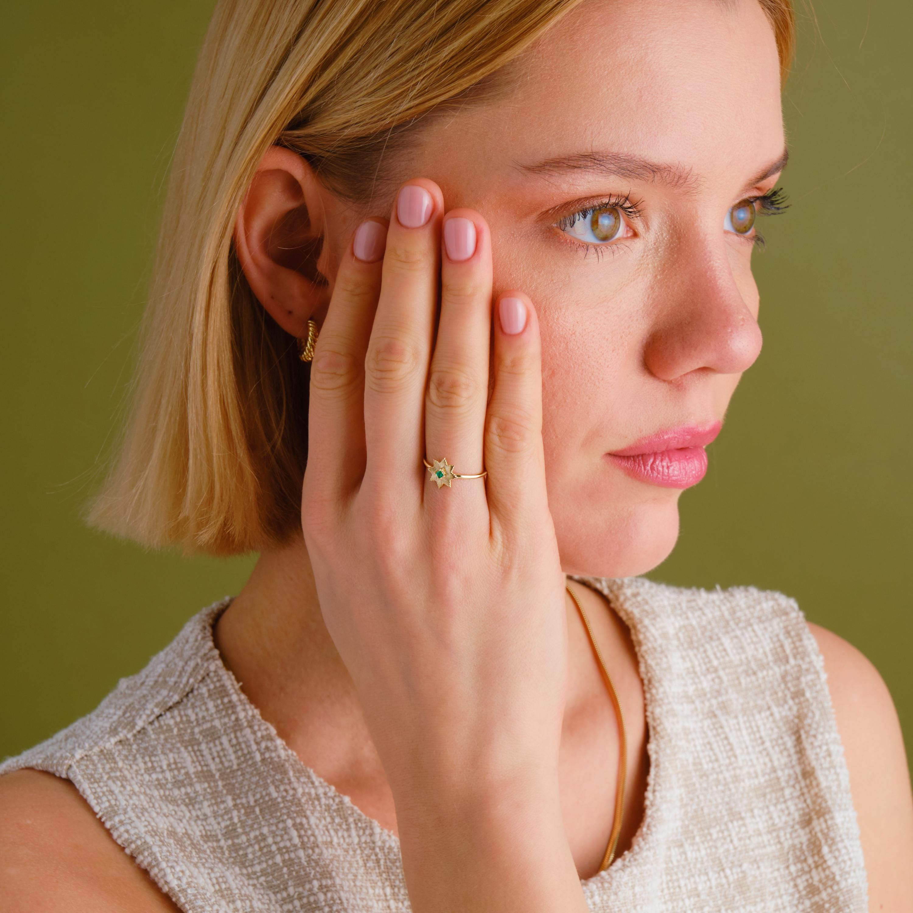 Square Emerald Ring | North Star Shape Band | Vintage Style 14K Gold | Princess Cut Green Birthstone Ring for Her
✨ A dainty and meaningful design! This square emerald ring features a sparkling North Star motif with a vibrant princess-cut emerald, making it a standout piece for everyday wear or a thoughtful gift 🌟💚