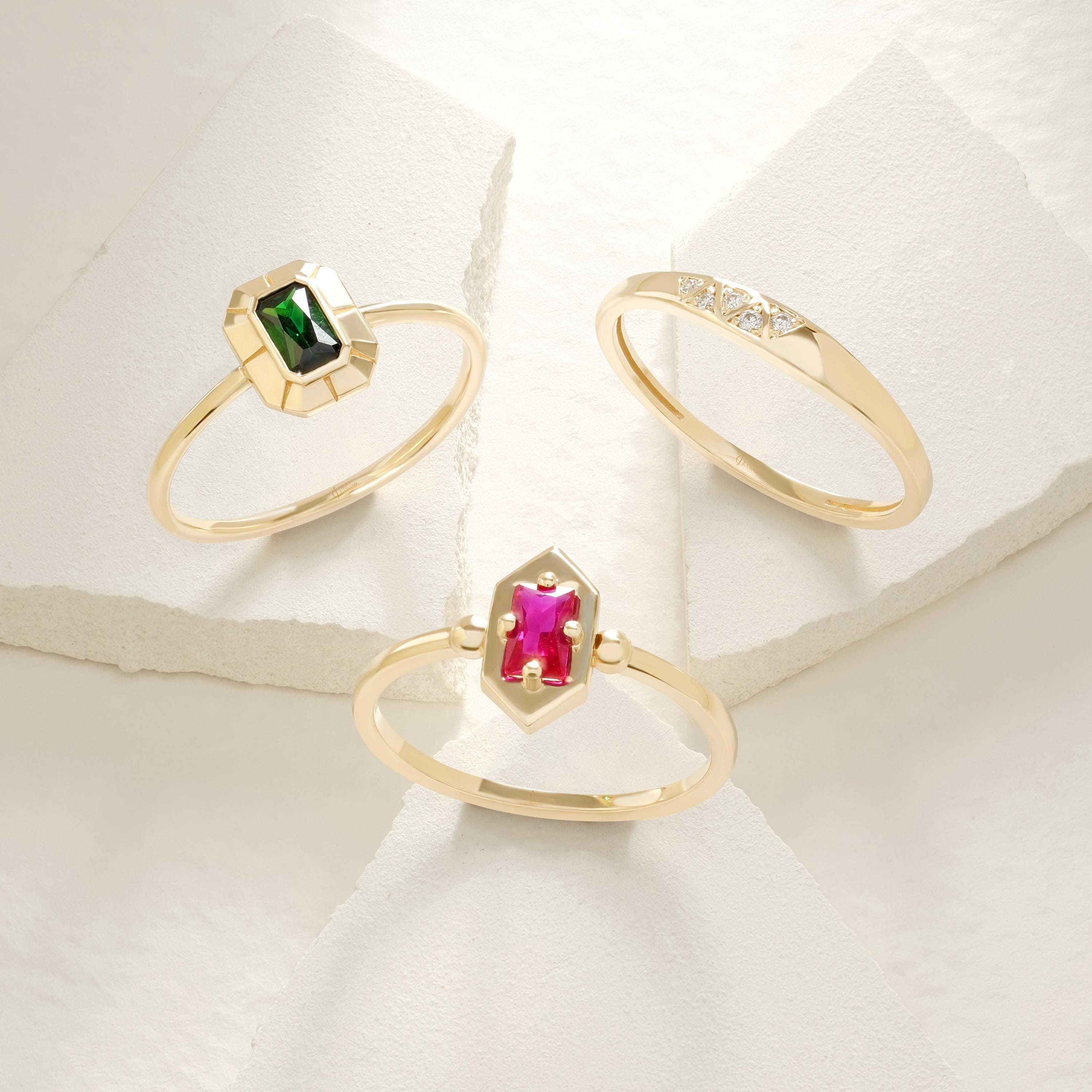 Bezel Emerald Cut Ring – 14K Solid Gold Art Deco Birthstone Ring 💚✨
Elegant and modern, this bezel-set emerald cut ring blends vintage Art Deco charm with contemporary simplicity. The sleek rectangular emerald symbolizes rebirth and love, making it a timeless piece for everyday wear or special occasions.