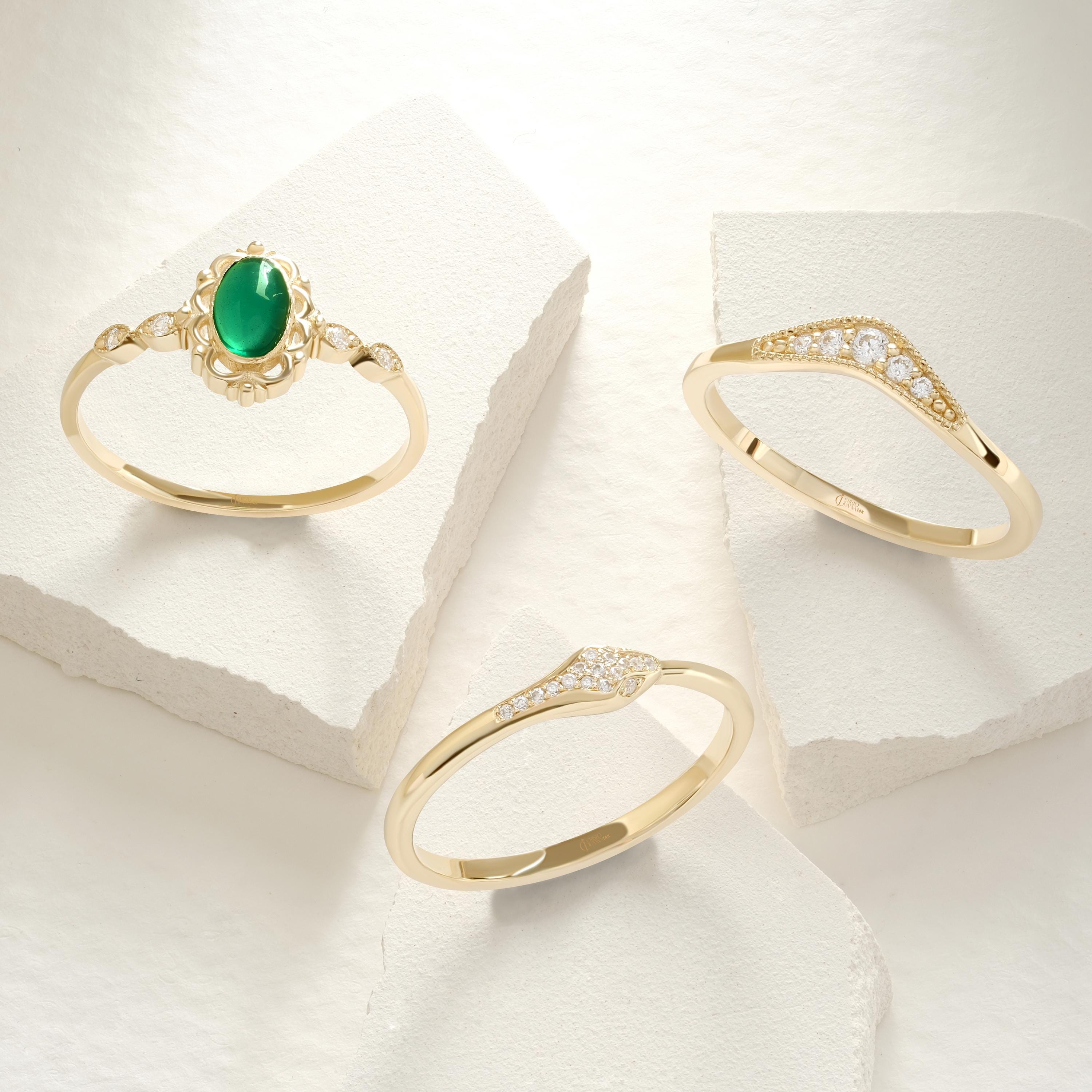 Art Deco Emerald Engagement Ring – 14K Solid Gold Filigree Wedding Band 💚✨
This stunning Art Deco Emerald Ring embodies timeless sophistication and handcrafted artistry. Featuring a vivid oval-cut emerald framed by sparkling side diamonds, the intricate filigree band showcases vintage charm with a modern twist. Perfect as a wedding, engagement, or anniversary gift, it’s a symbol of love, strength, and renewal.