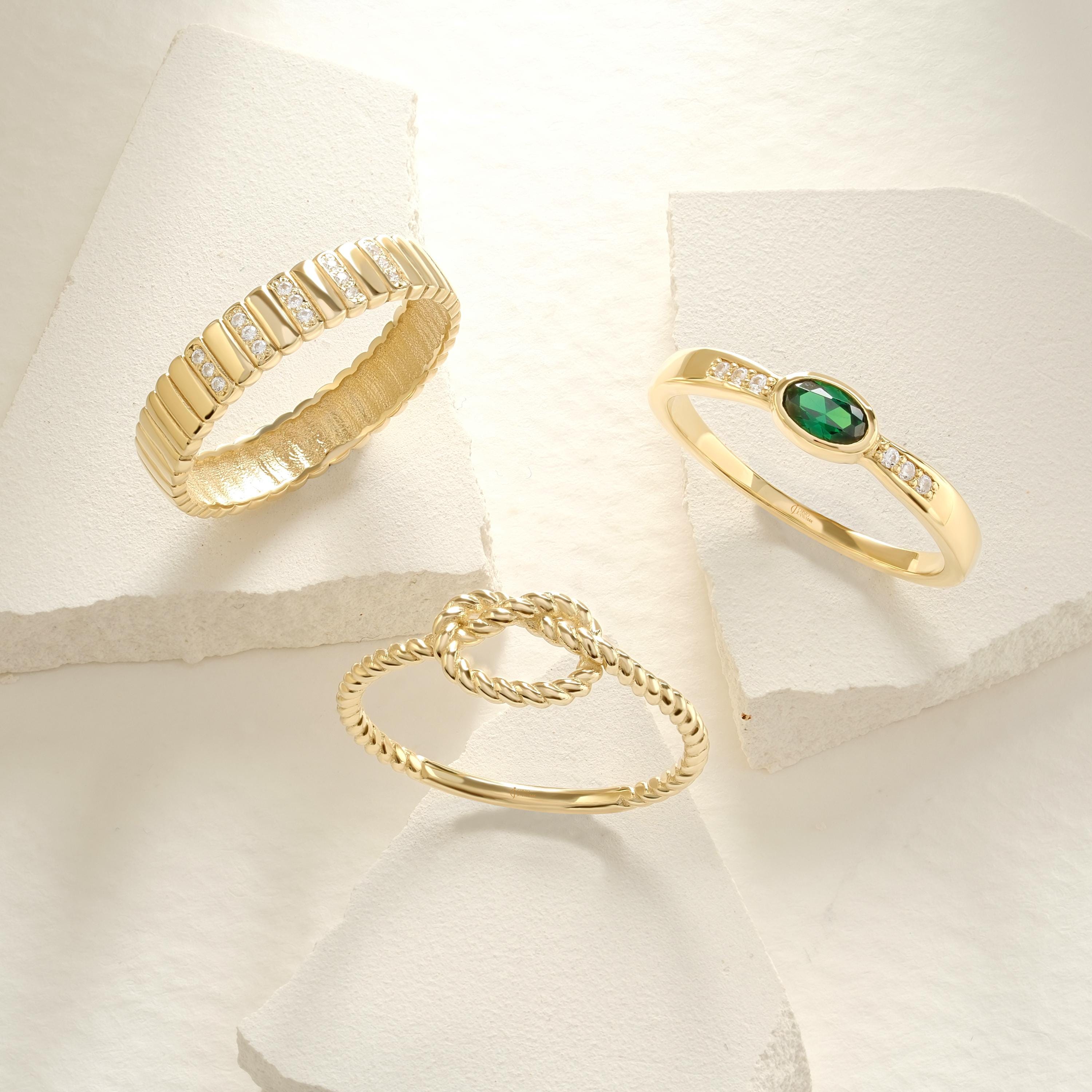 Oval Emerald Engagement Ring – 14K Solid Gold ✨💚
A delicate oval emerald ring featuring sparkling side diamonds, perfect for engagements, weddings, or meaningful gifts. Can be customized with Diamond or Moissanite according to your preference. 💍