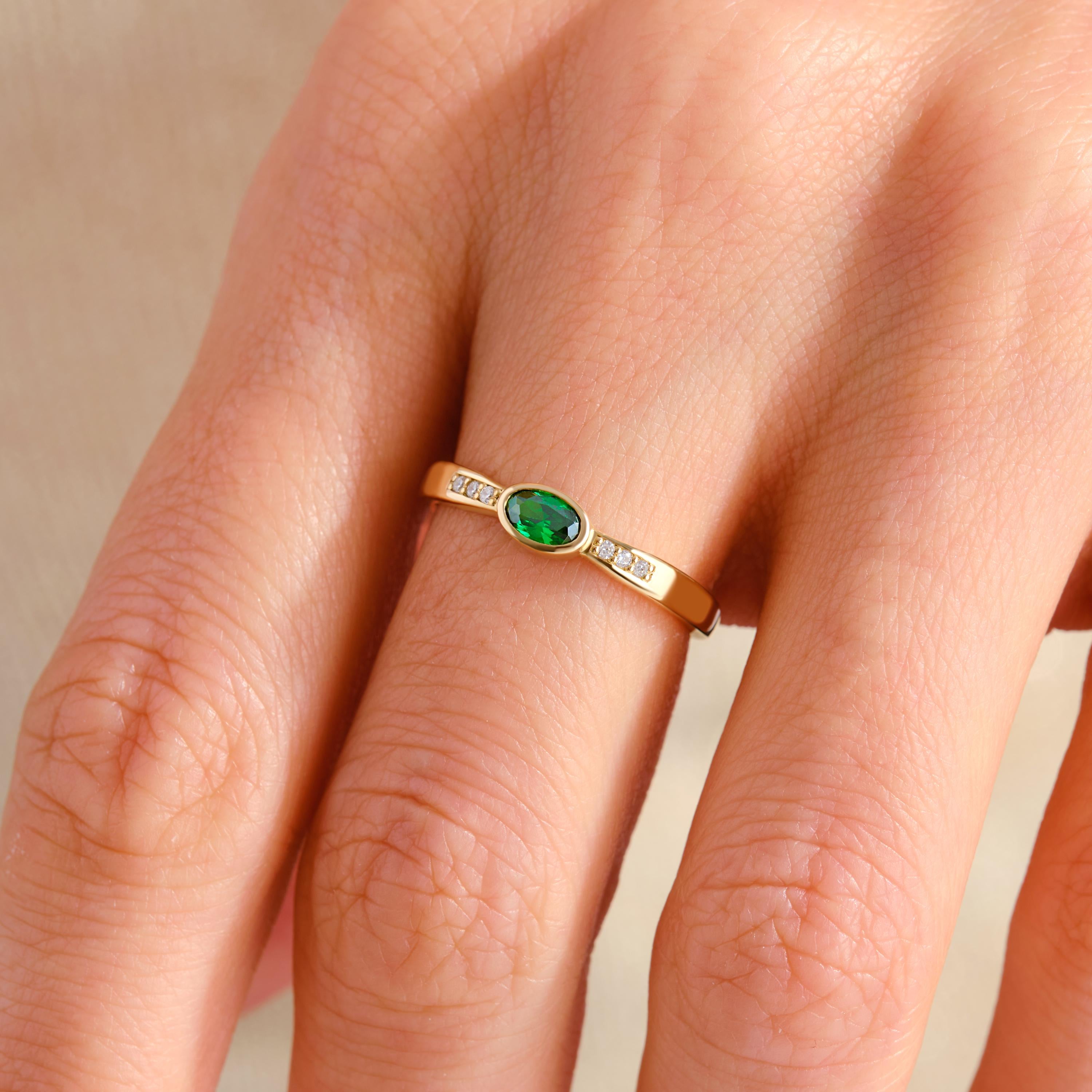 Oval Emerald Engagement Ring – 14K Solid Gold ✨💚
A delicate oval emerald ring featuring sparkling side diamonds, perfect for engagements, weddings, or meaningful gifts. Can be customized with Diamond or Moissanite according to your preference. 💍