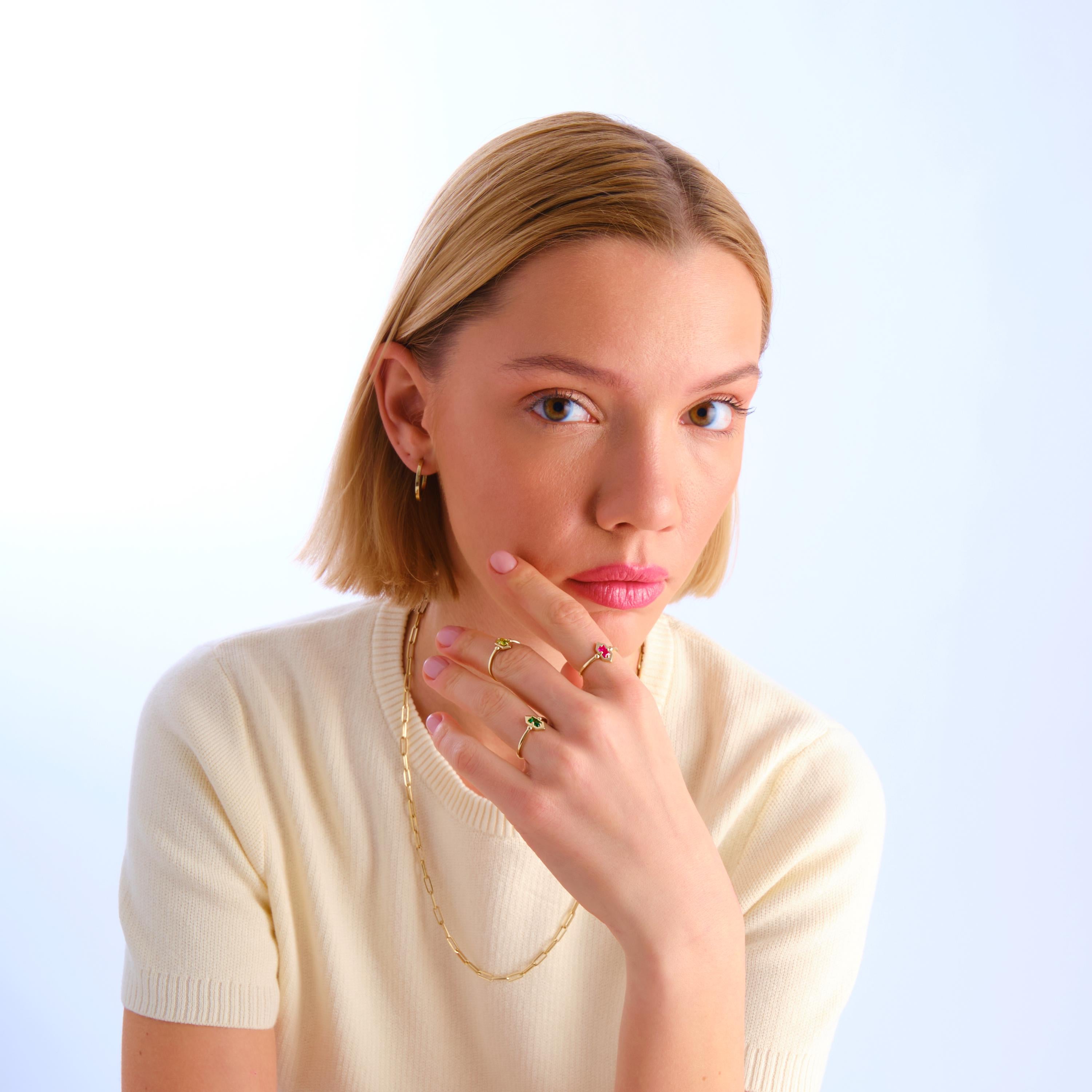 Baguette Emerald Ring – 14K Yellow Gold 💚✨
Elegant baguette-cut emerald ring in a sleek vertical design, perfect for stacking or wearing solo. A timeless birthstone piece that brings a pop of green to any jewelry collection, ideal for lovers of dainty yet striking rings. 💎