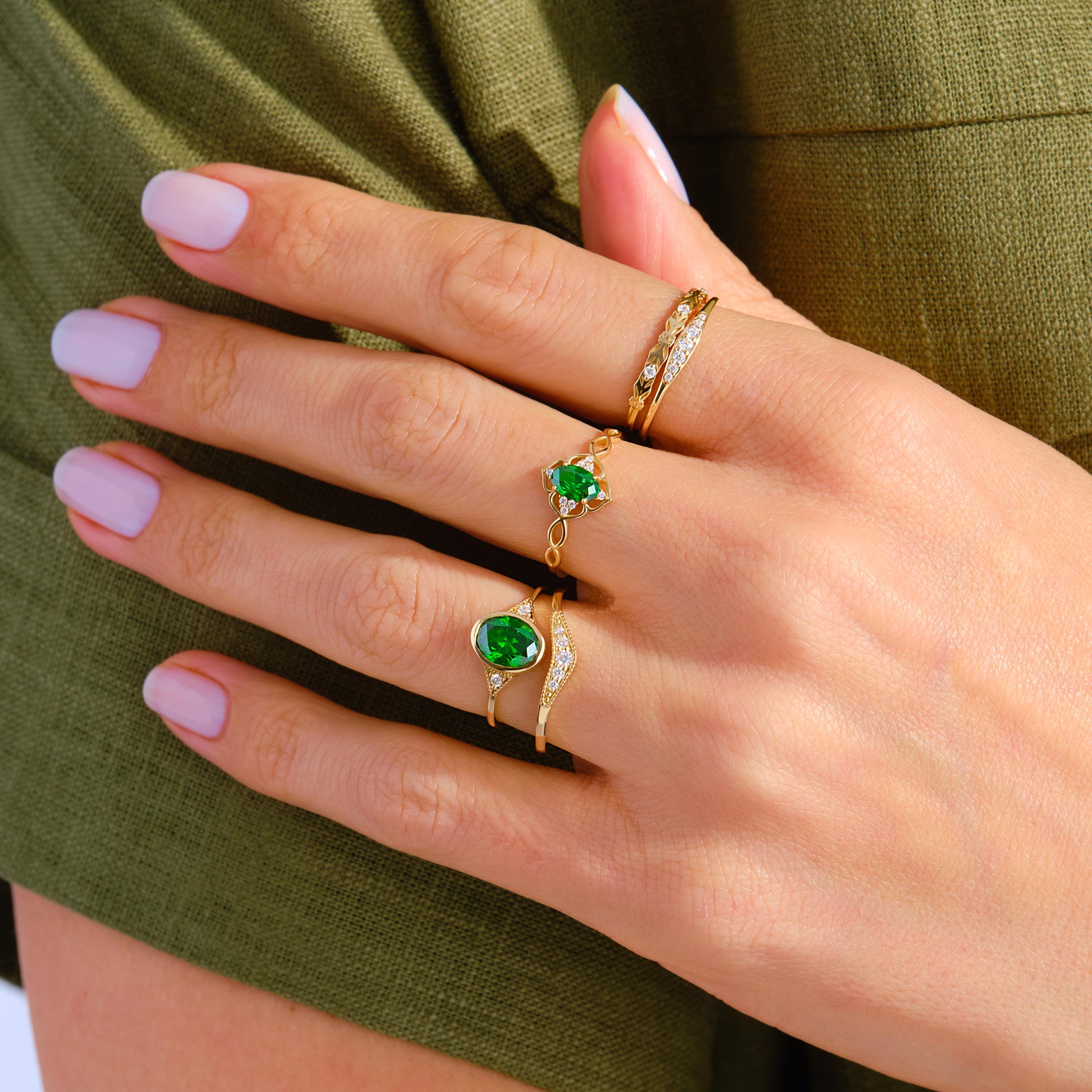Oval Emerald Engagement Ring – 14K Solid Gold Lace Infinity Band 💚✨
A romantic fusion of elegance and vintage artistry — this oval emerald engagement ring features a vivid green center stone embraced by sparkling side diamonds along a lace-inspired infinity band. Handcrafted in solid 14K gold, its split-shank design symbolizes eternal love, balance, and connection, making it the perfect birthstone or anniversary ring.