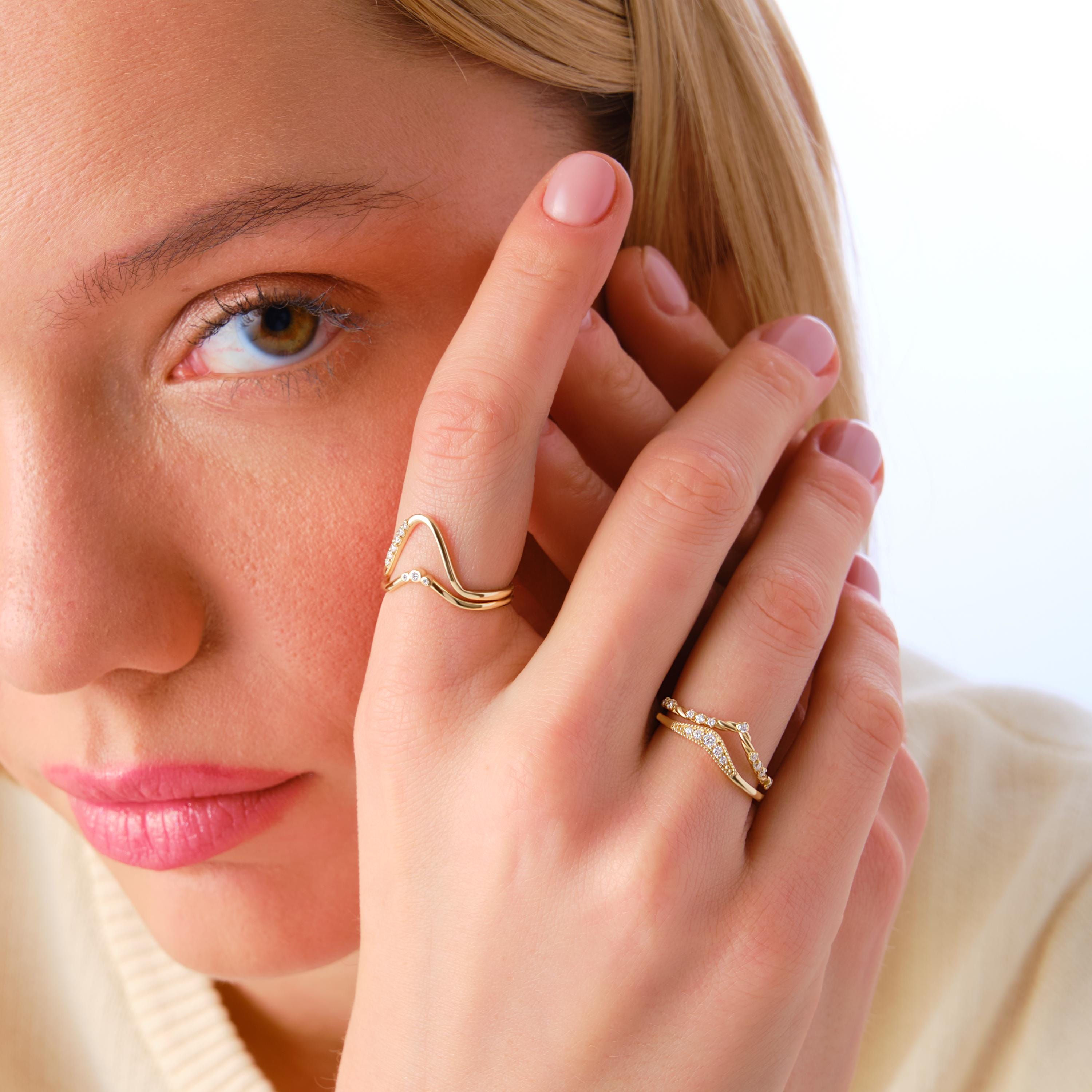 Diamond Chevron Swoop Ring – 10K / 14K / 18K Solid Gold V Band 💎✨
Elegant and modern, this swoop-shaped chevron ring features a trio of shimmering moissanite stones in a graceful V curve. Perfect as a curved wedding band, midi ring, or stacking favorite — this wave-inspired piece adds sparkle and style to any look 🌊💫