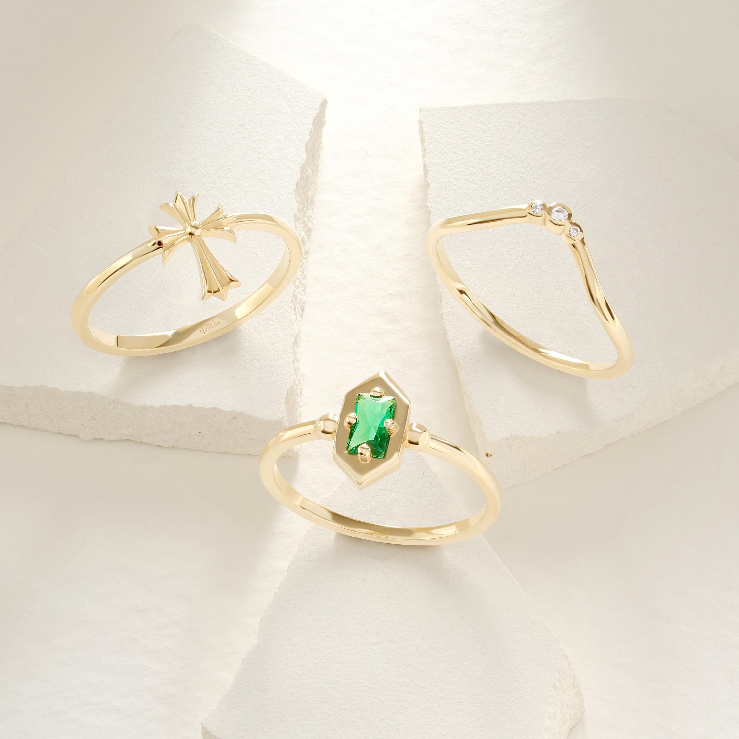 Diamond Chevron Swoop Ring – 10K / 14K / 18K Solid Gold V Band 💎✨
Elegant and modern, this swoop-shaped chevron ring features a trio of shimmering moissanite stones in a graceful V curve. Perfect as a curved wedding band, midi ring, or stacking favorite — this wave-inspired piece adds sparkle and style to any look 🌊💫