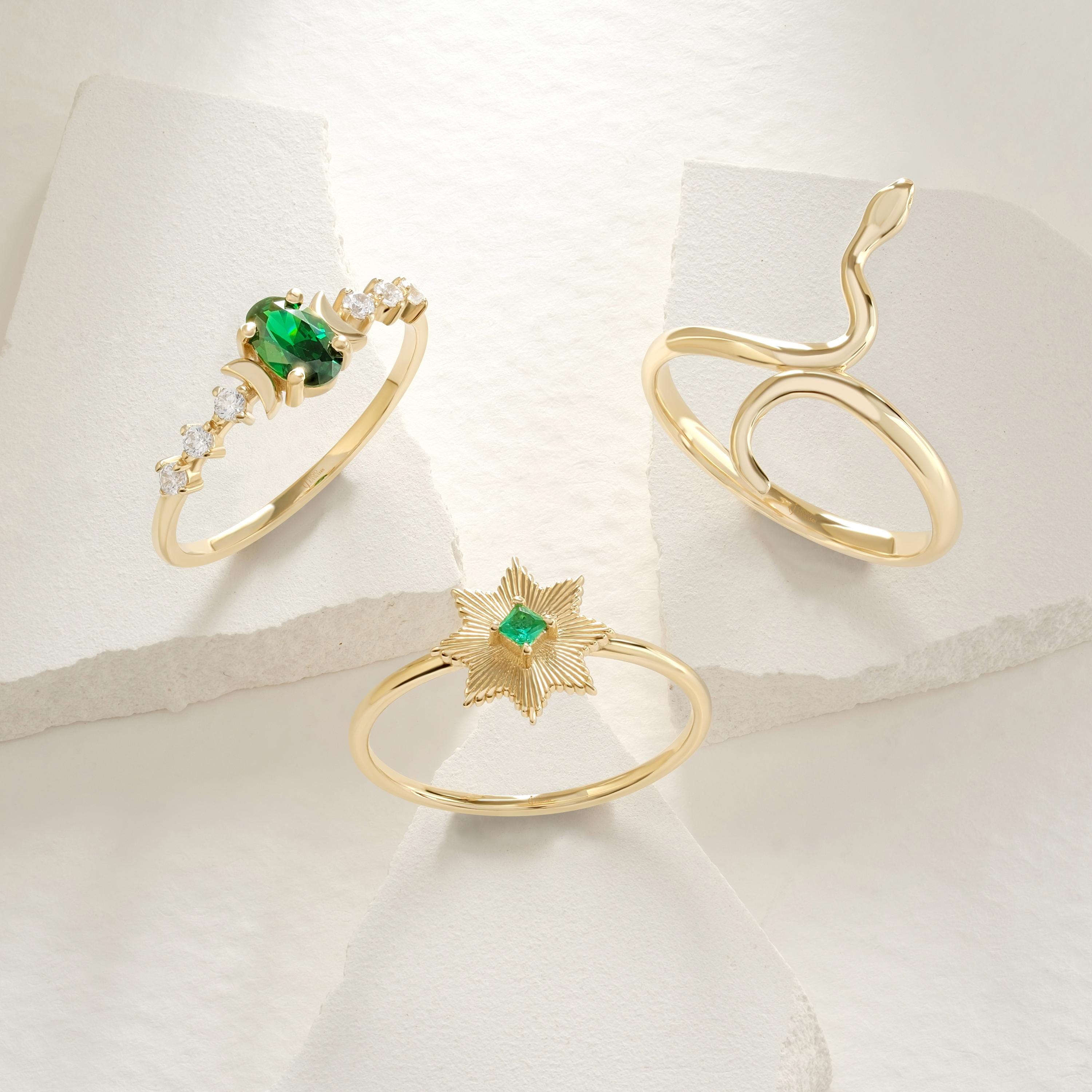 Square Emerald Ring | North Star Shape Band | Vintage Style 14K Gold | Princess Cut Green Birthstone Ring for Her
✨ A dainty and meaningful design! This square emerald ring features a sparkling North Star motif with a vibrant princess-cut emerald, making it a standout piece for everyday wear or a thoughtful gift 🌟💚