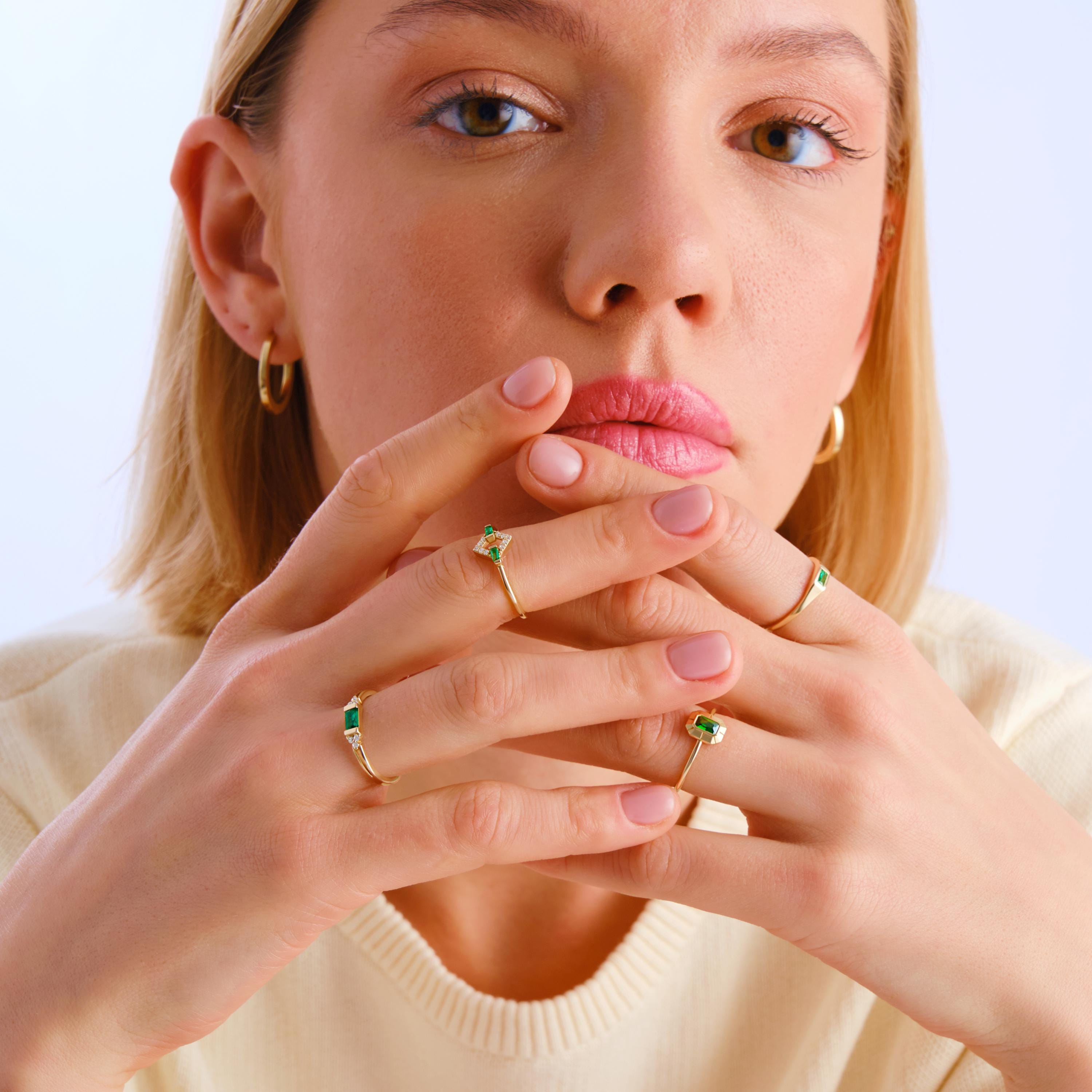 Bezel Emerald Cut Ring – 14K Solid Gold Art Deco Birthstone Ring 💚✨
Elegant and modern, this bezel-set emerald cut ring blends vintage Art Deco charm with contemporary simplicity. The sleek rectangular emerald symbolizes rebirth and love, making it a timeless piece for everyday wear or special occasions.