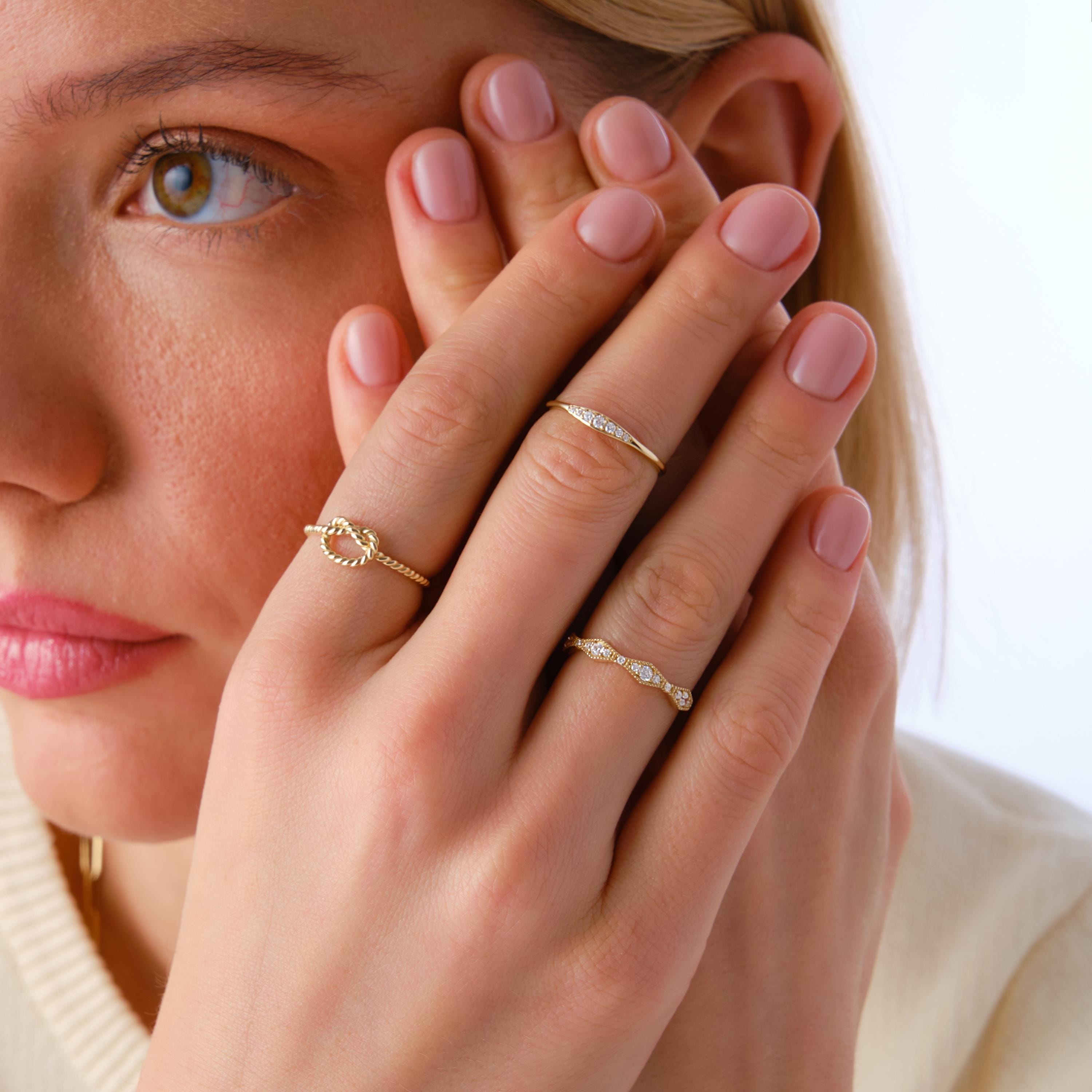 Thin Diamond Band Ring – 10K / 14K / 18K Solid Gold ✨💎
A dainty and minimalist diamond band featuring a flat bar design with sparkling round-cut diamonds. Perfect as an elegant wedding ring, delicate engagement band, or everyday stacking piece. Its slim and timeless style makes it a versatile gift for women who love subtle luxury.