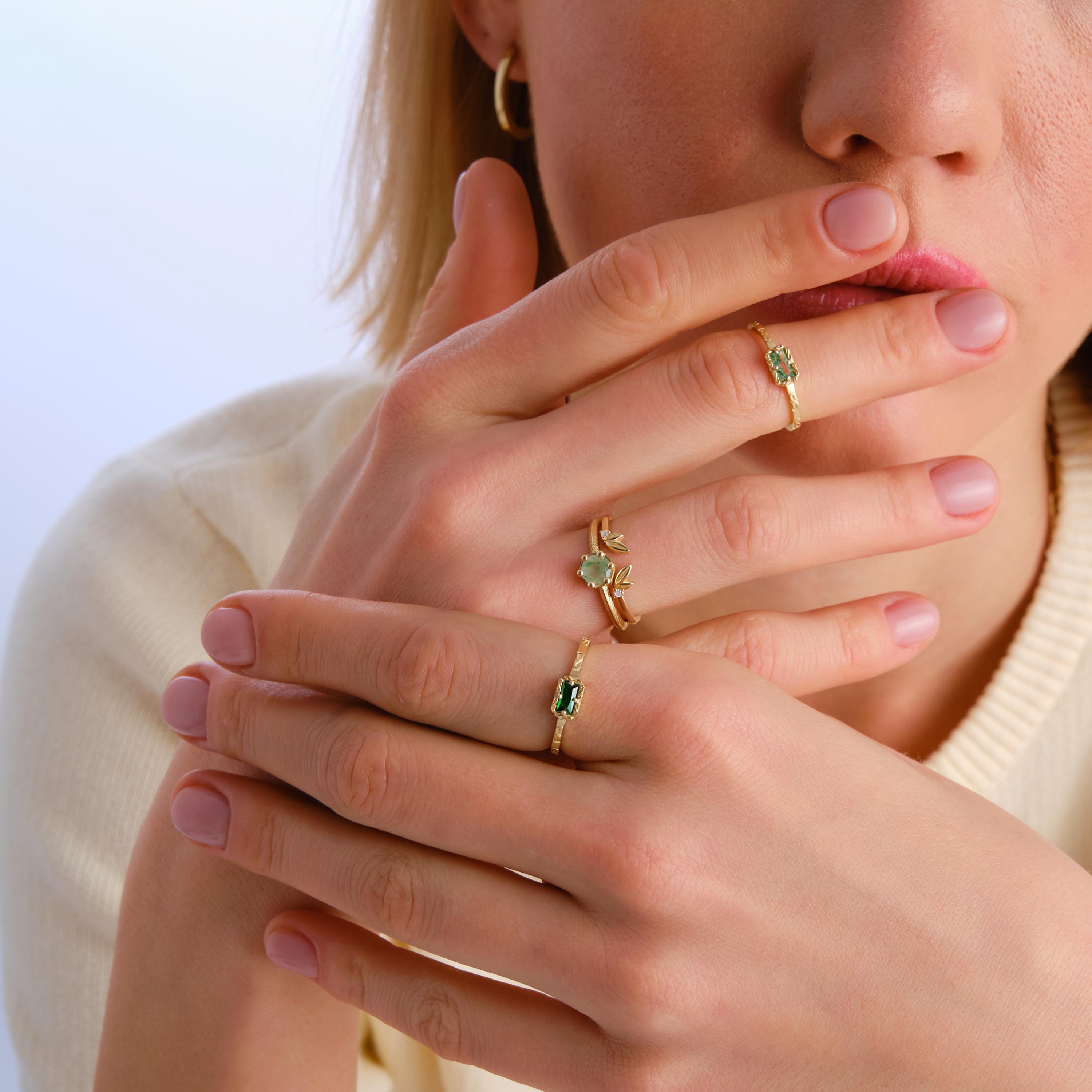 Natural Baguette Moss Agate Engagement Ring – 10K / 14K / 18K Solid Gold 🌿💎
A unique engagement ring featuring a baguette-cut moss agate set on a textured gold band. Its natural green patterns make every stone one of a kind, perfect for women who love artisan and dainty jewelry.