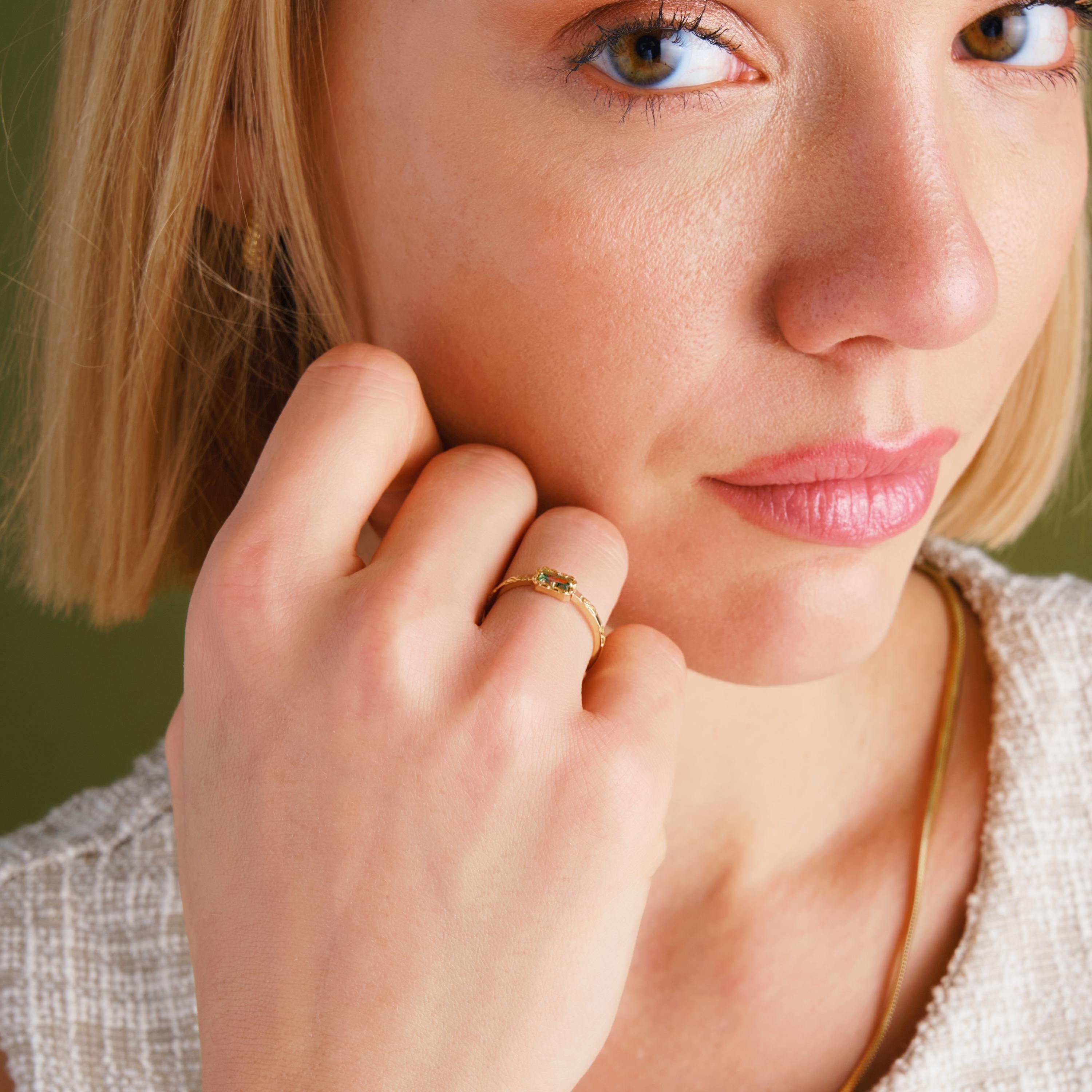 Natural Baguette Moss Agate Engagement Ring – 10K / 14K / 18K Solid Gold 🌿💎
A unique engagement ring featuring a baguette-cut moss agate set on a textured gold band. Its natural green patterns make every stone one of a kind, perfect for women who love artisan and dainty jewelry.