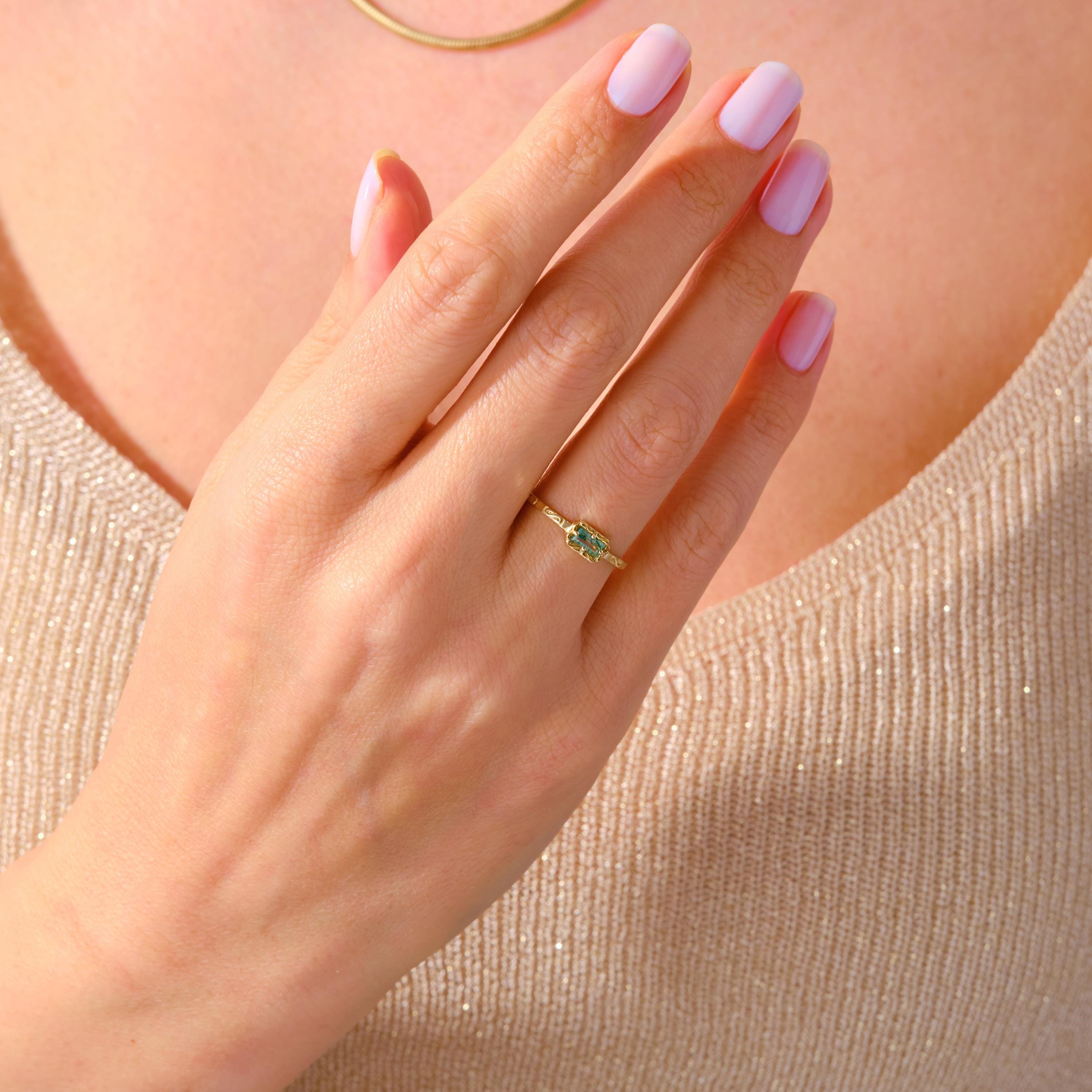 Natural Baguette Moss Agate Engagement Ring – 10K / 14K / 18K Solid Gold 🌿💎
A unique engagement ring featuring a baguette-cut moss agate set on a textured gold band. Its natural green patterns make every stone one of a kind, perfect for women who love artisan and dainty jewelry.