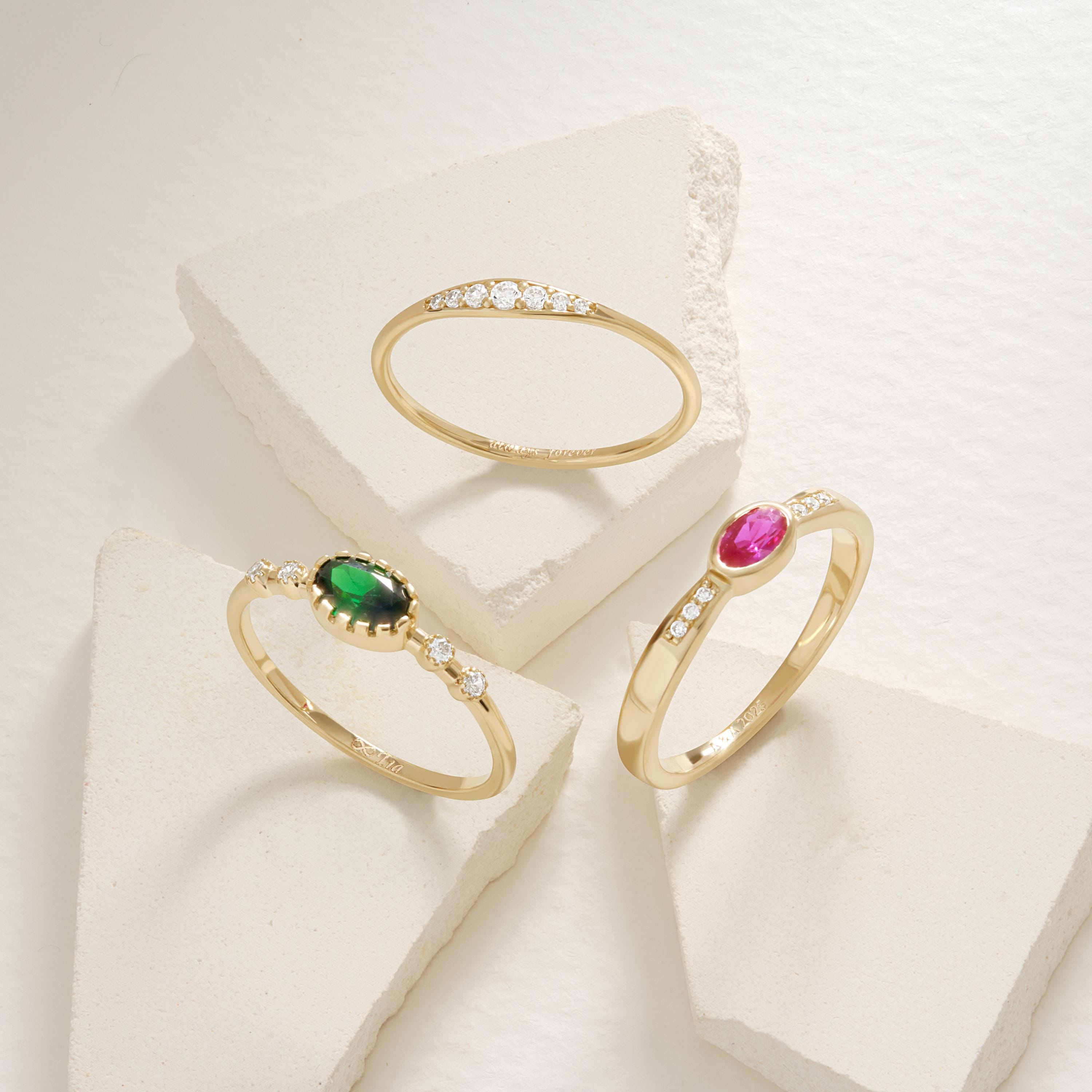 Ruby Engagement Ring with Side Diamond Band – 10K/14K/18K Solid Gold ✨💎
A stunning symbol of love, this bezel-set ruby ring features a deep red oval ruby accented by sparkling side diamonds. Perfect as a July birthstone ring, engagement ring, or anniversary gift, it blends timeless beauty with modern elegance.