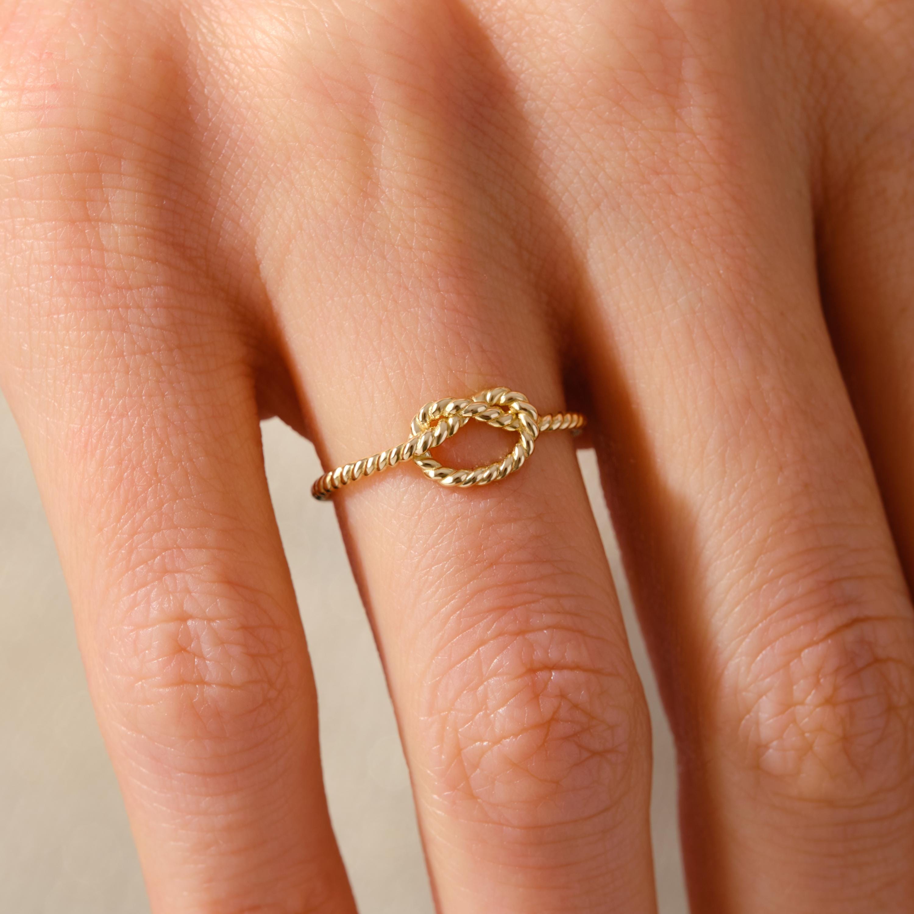 Dainty Twist Knot Ring – Solid Gold Infinity Love Ring ✨💍
A delicate and timeless twist knot design symbolizing love, friendship, and eternity. Perfect as a promise ring, best friend gift, or a meaningful everyday piece. Handcrafted for elegance and durability.