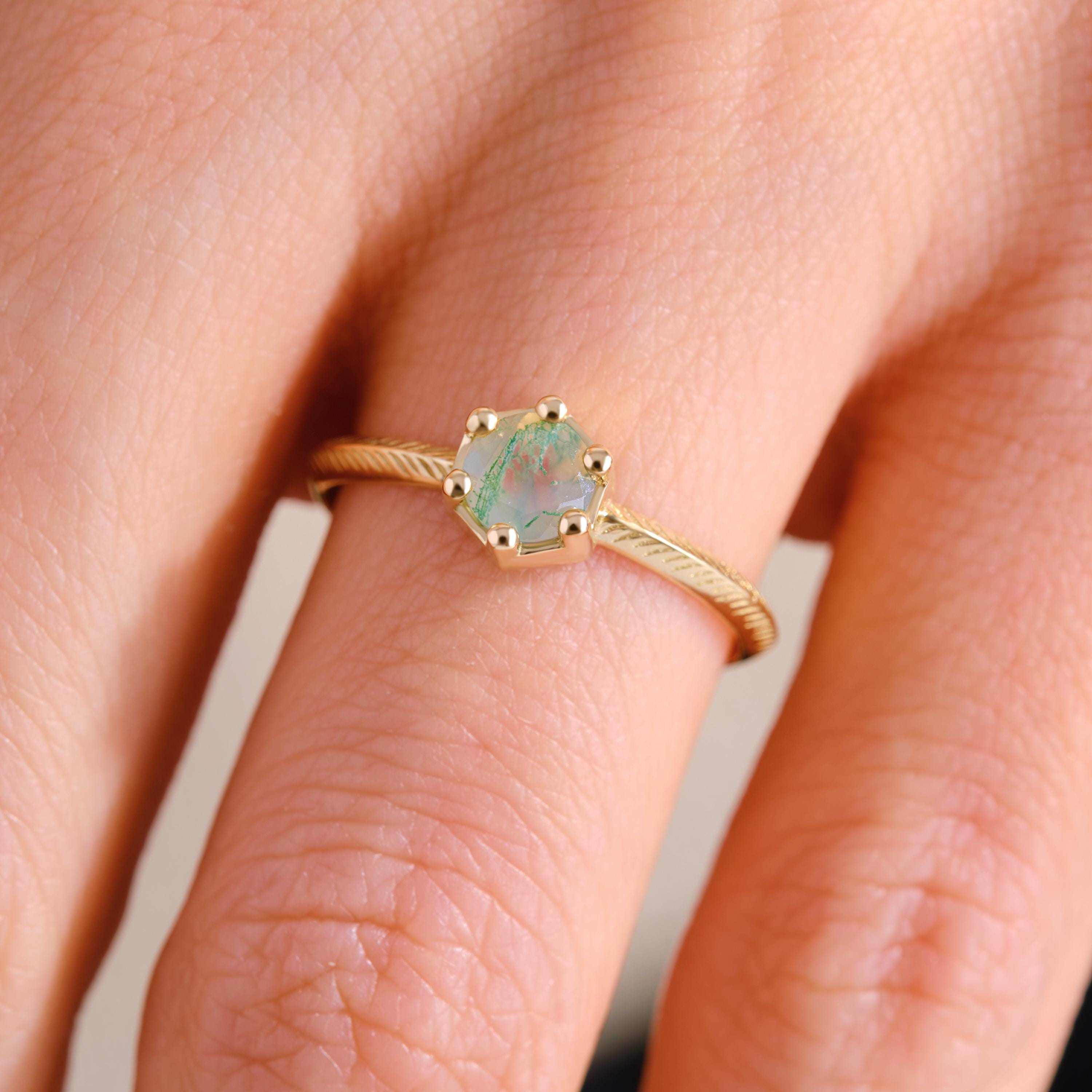 Natural Moss Agate Wedding Ring – 10K / 14K / 18K Solid Gold 🍃💎
A genuine moss agate engagement ring inspired by raw nature’s beauty. The unique green patterns of the 5 mm moss agate stone make each piece truly one-of-a-kind. Perfect for women who love earthy elegance and natural gemstones.