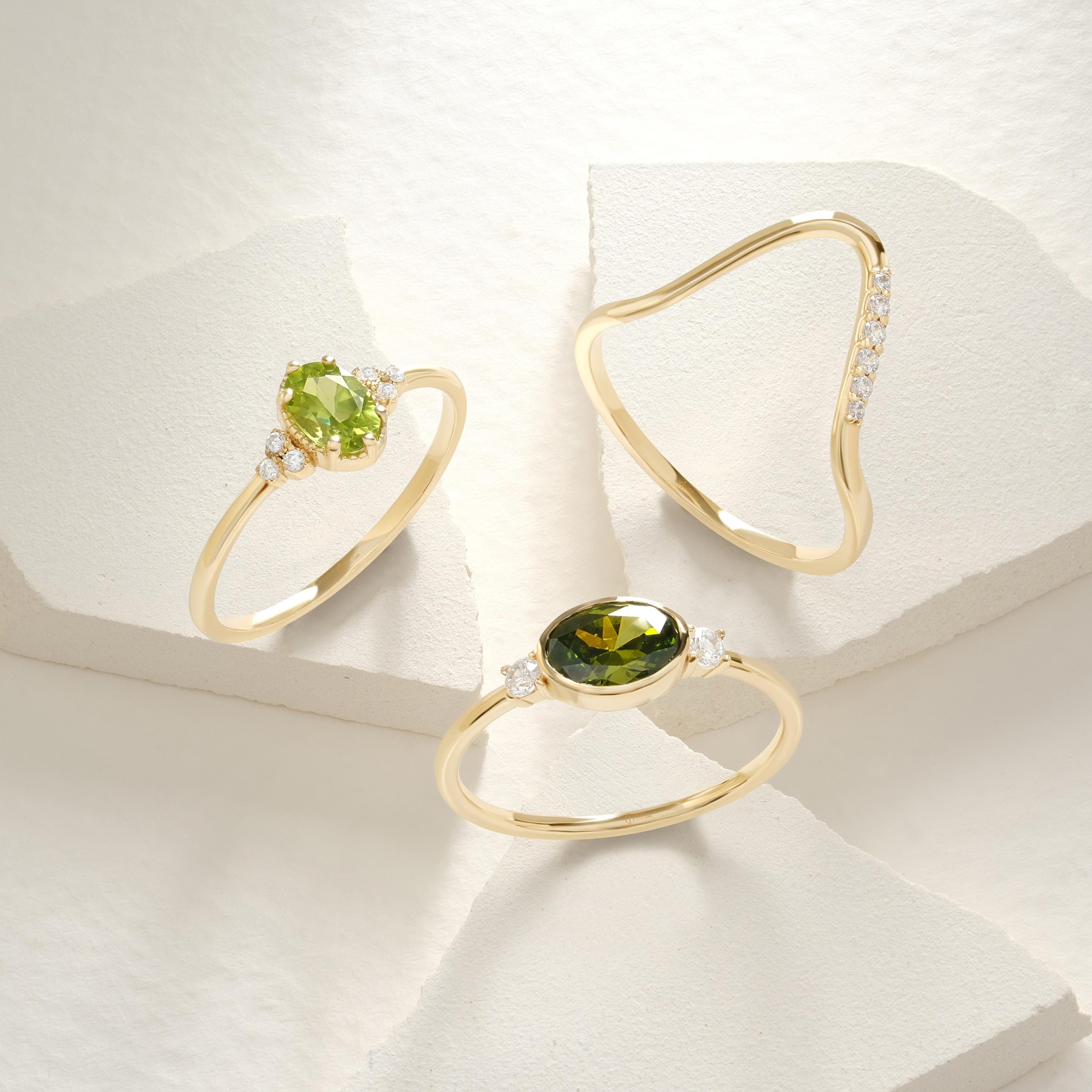 Natural Peridot Engagement Ring – 10K / 14K / 18K Solid Gold ✨💚
Celebrate love with this genuine oval-cut peridot ring, beautifully accented with sparkling side diamonds. Its fresh green glow makes it a unique engagement or wedding ring, perfect for women who adore natural beauty with a vintage touch.