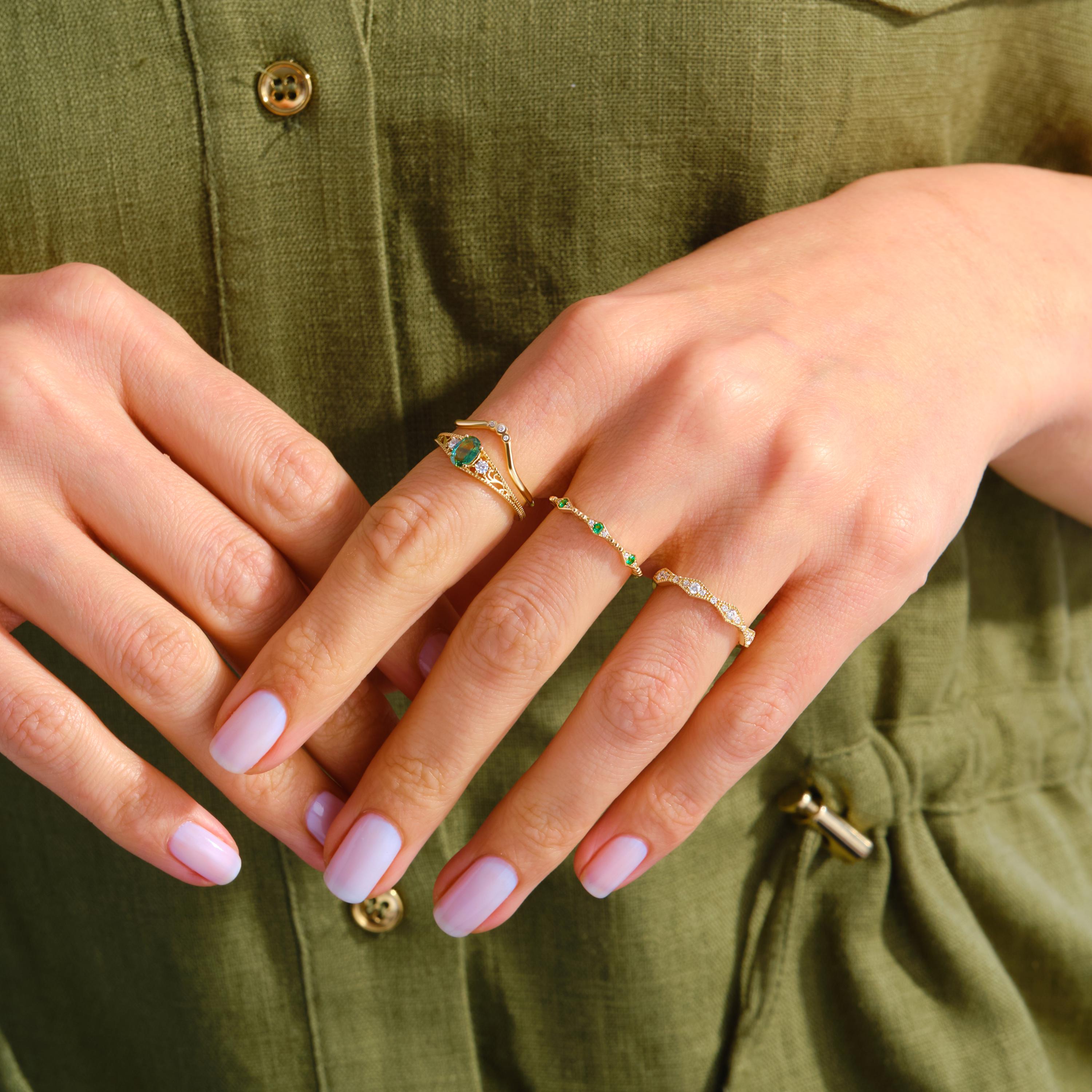 Natural Green Sapphire Ring – 10K / 14K / 18K Solid Gold 💚💎
A timeless engagement and wedding ring featuring a genuine green sapphire accented with sparkling side diamonds. Its elegant vintage style makes it a perfect choice for women who love unique and meaningful jewelry.