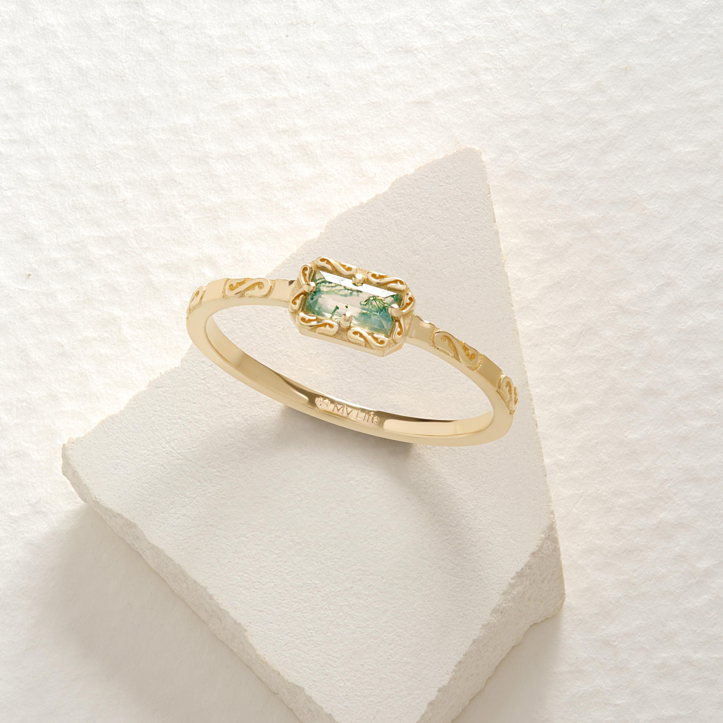 Natural Baguette Moss Agate Engagement Ring – 10K / 14K / 18K Solid Gold 🌿💎
A unique engagement ring featuring a baguette-cut moss agate set on a textured gold band. Its natural green patterns make every stone one of a kind, perfect for women who love artisan and dainty jewelry.