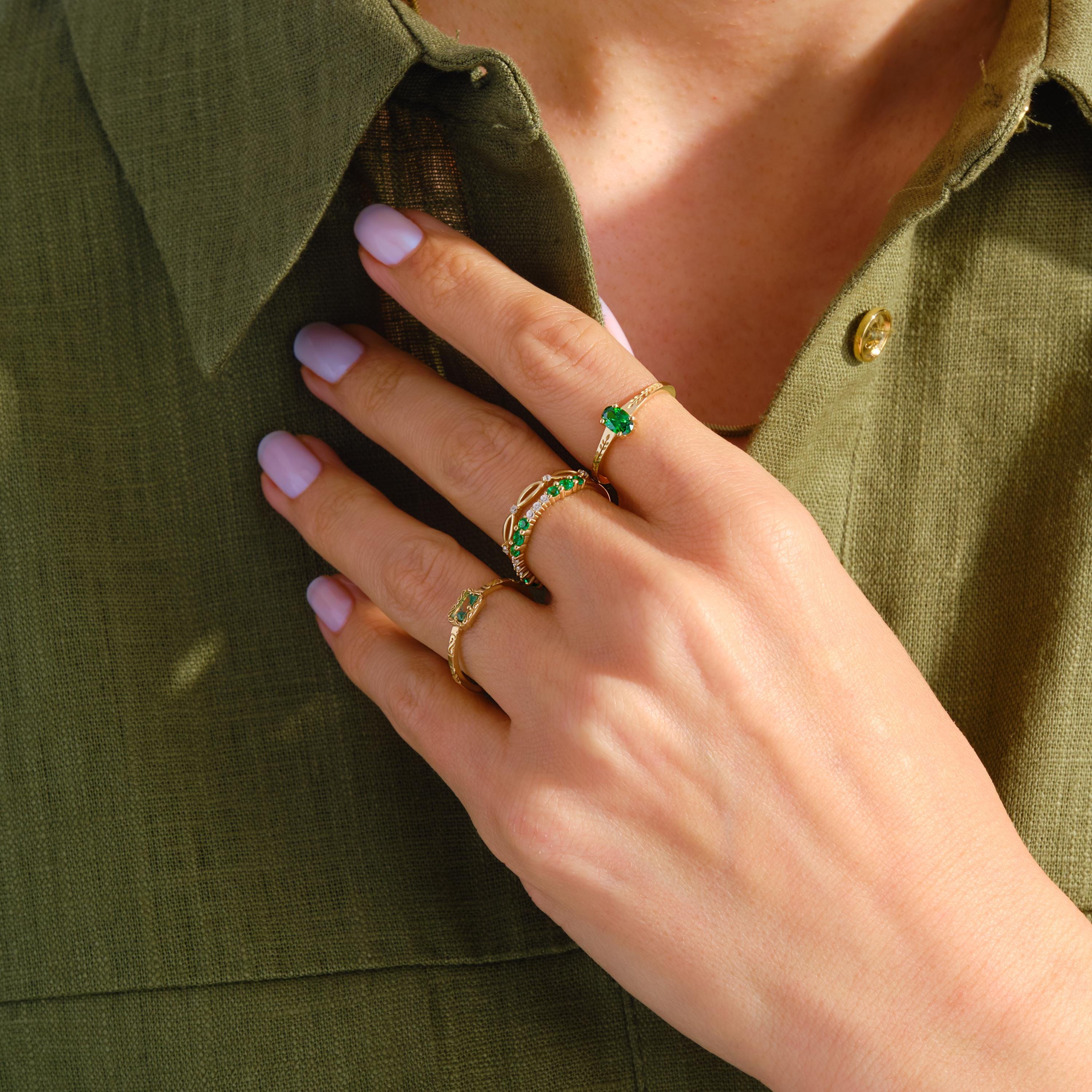 Natural Baguette Moss Agate Engagement Ring – 10K / 14K / 18K Solid Gold 🌿💎
A unique engagement ring featuring a baguette-cut moss agate set on a textured gold band. Its natural green patterns make every stone one of a kind, perfect for women who love artisan and dainty jewelry.
