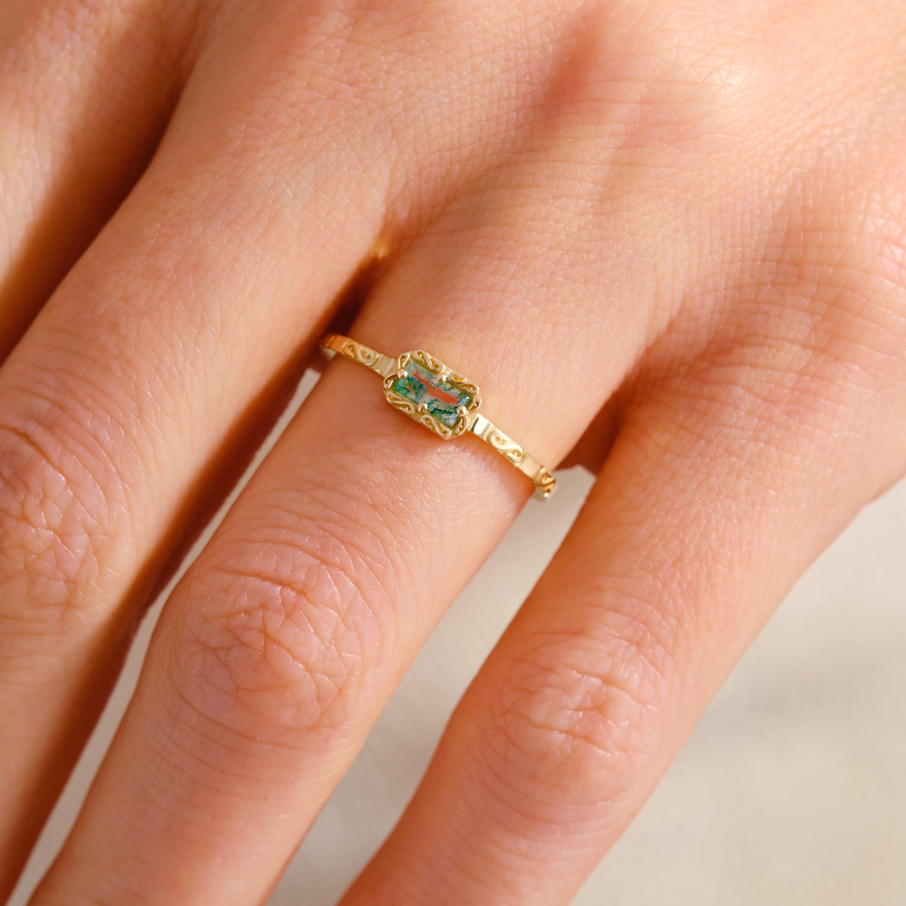 Natural Baguette Moss Agate Engagement Ring – 10K / 14K / 18K Solid Gold 🌿💎
A unique engagement ring featuring a baguette-cut moss agate set on a textured gold band. Its natural green patterns make every stone one of a kind, perfect for women who love artisan and dainty jewelry.