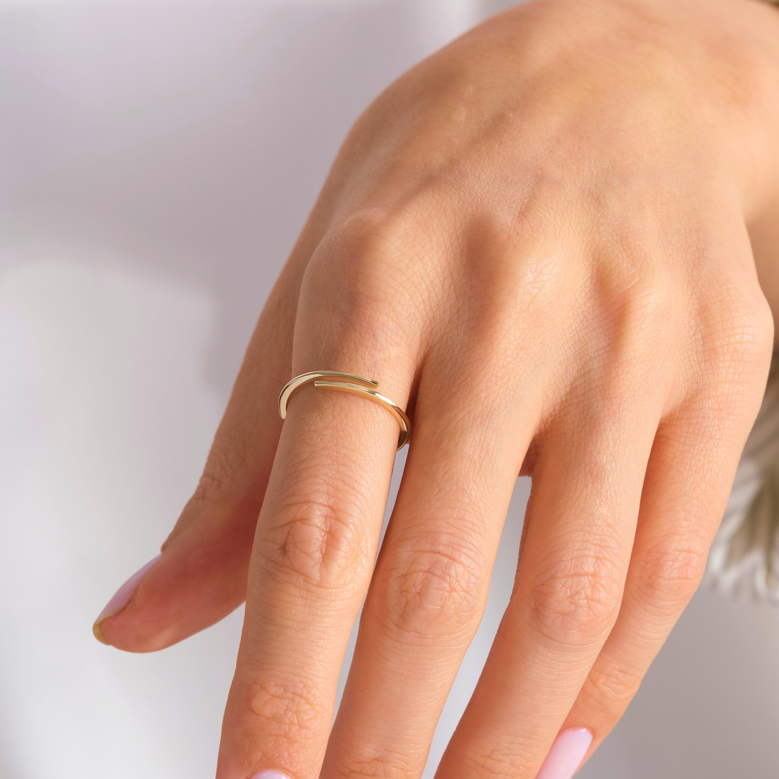 Open Spiral Wrap Statement Ring – 10K / 14K / 18K Solid Gold ✨💍
A bold yet minimal open spiral ring designed for everyday elegance. Its adjustable cuff style makes it easy to wear as a pinky, knuckle, or stackable statement ring. Perfect for gifting or adding a modern twist to your jewelry collection.