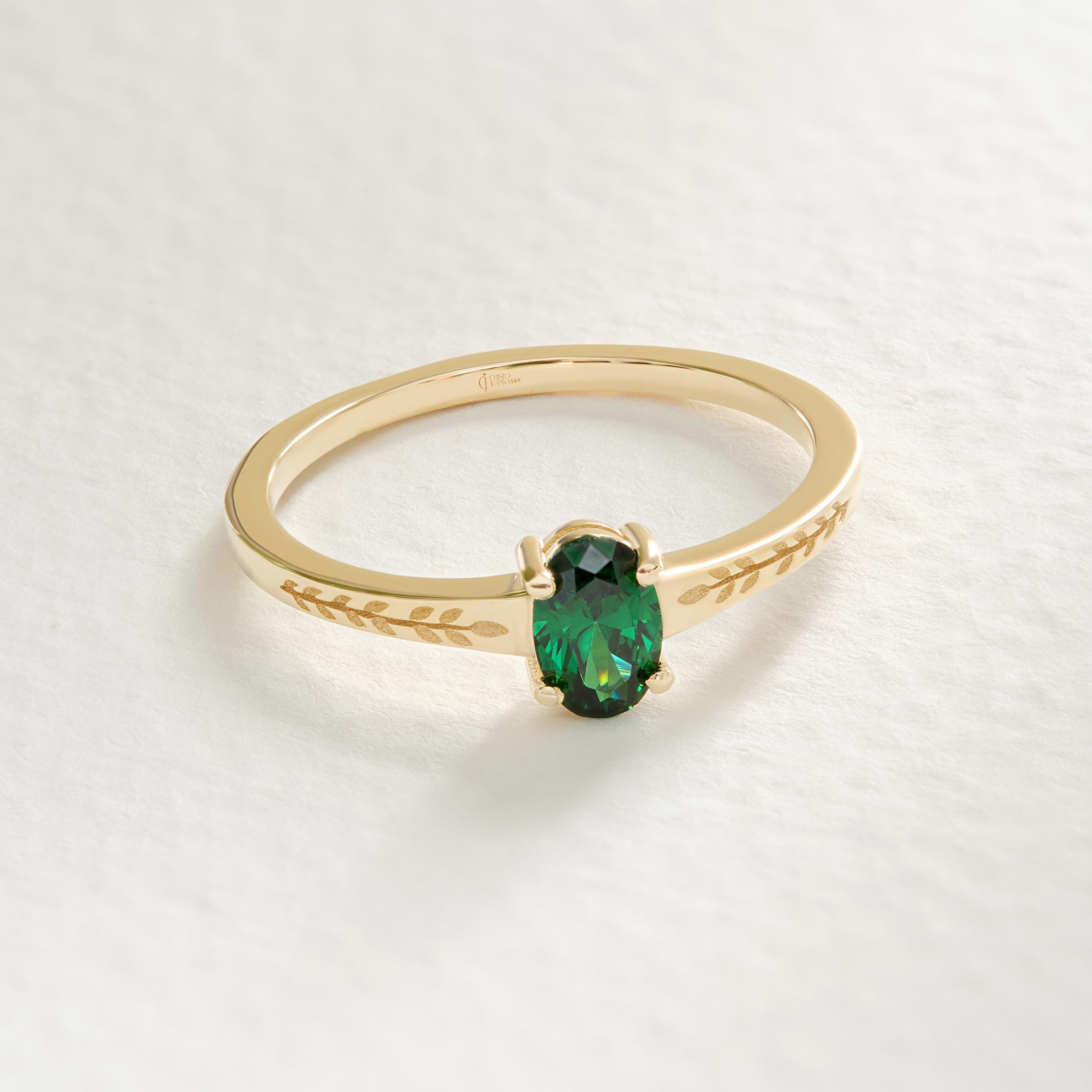 Oval Emerald Engagement Ring – 10K / 14K / 18K Solid Gold 💚✨
A timeless oval-cut emerald set on a delicate braided floral band 🌿. Its vintage-inspired style brings elegance and meaning, making it perfect as an engagement, promise, or birthday ring.