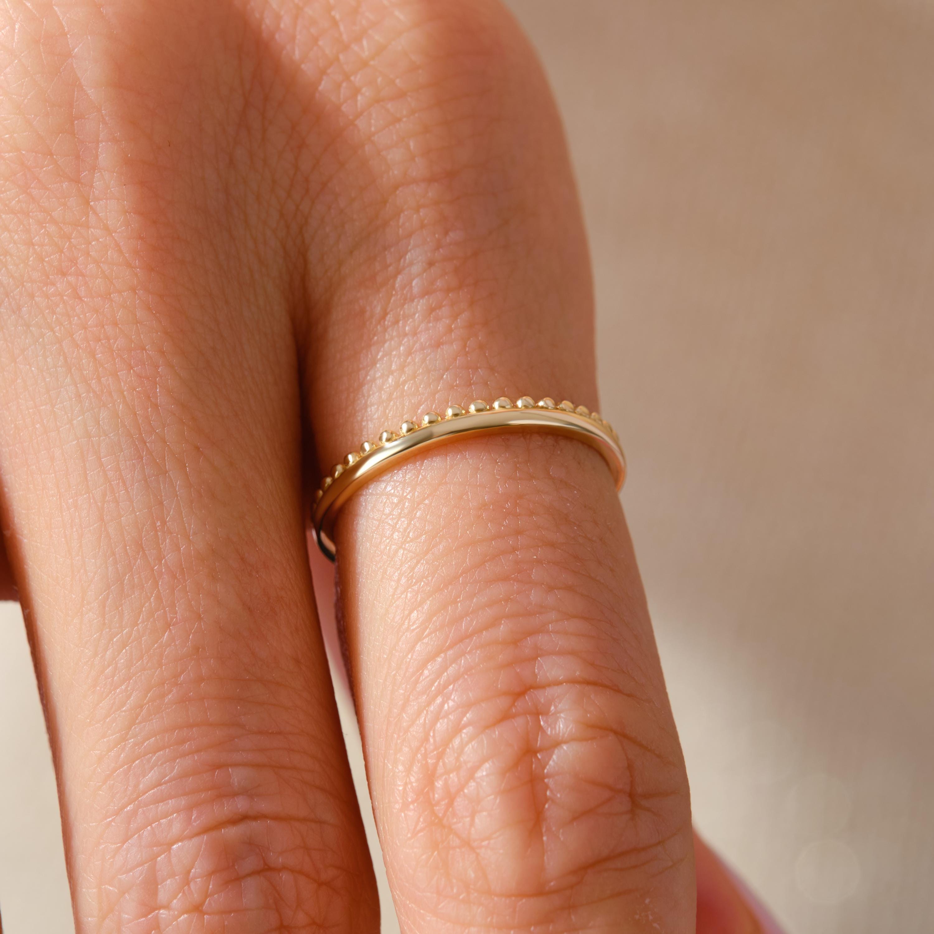 Beaded 14K Gold Wedding Band – Timeless Solid Gold Design ✨💍
With its delicate texture and elegant style, this beaded wedding band is perfect both as a wedding ring and as a chic everyday stackable ring. A timeless and minimalist choice for women who love refined jewelry.