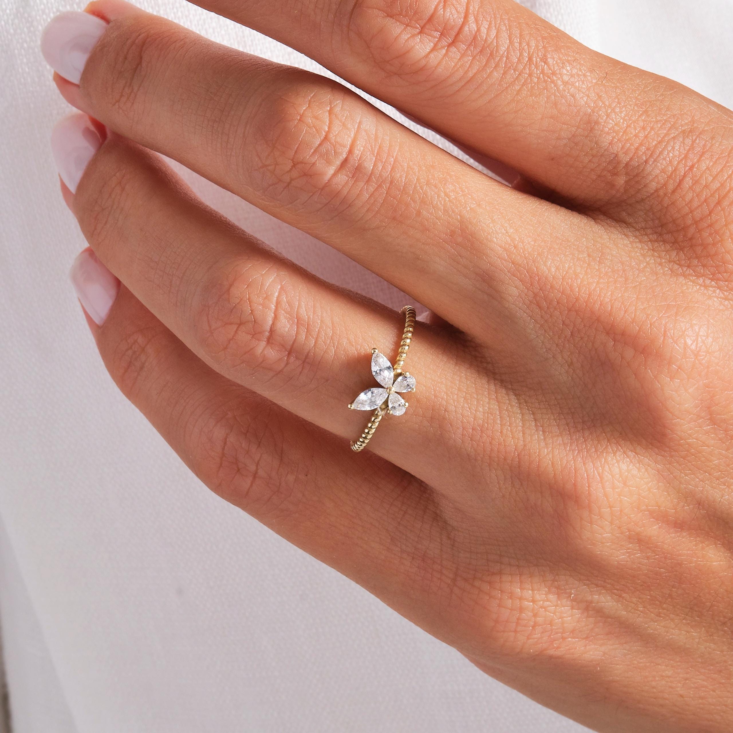 Marquise Diamond Butterfly Ring – 14K Solid Gold ✨💎
This stunning butterfly-inspired diamond ring features marquise and pear-cut stones forming delicate wings atop a braided gold band. A perfect mix of nature’s grace and timeless beauty — ideal for brides, bridesmaids, or anyone who loves elegant sparkle. 🦋💍