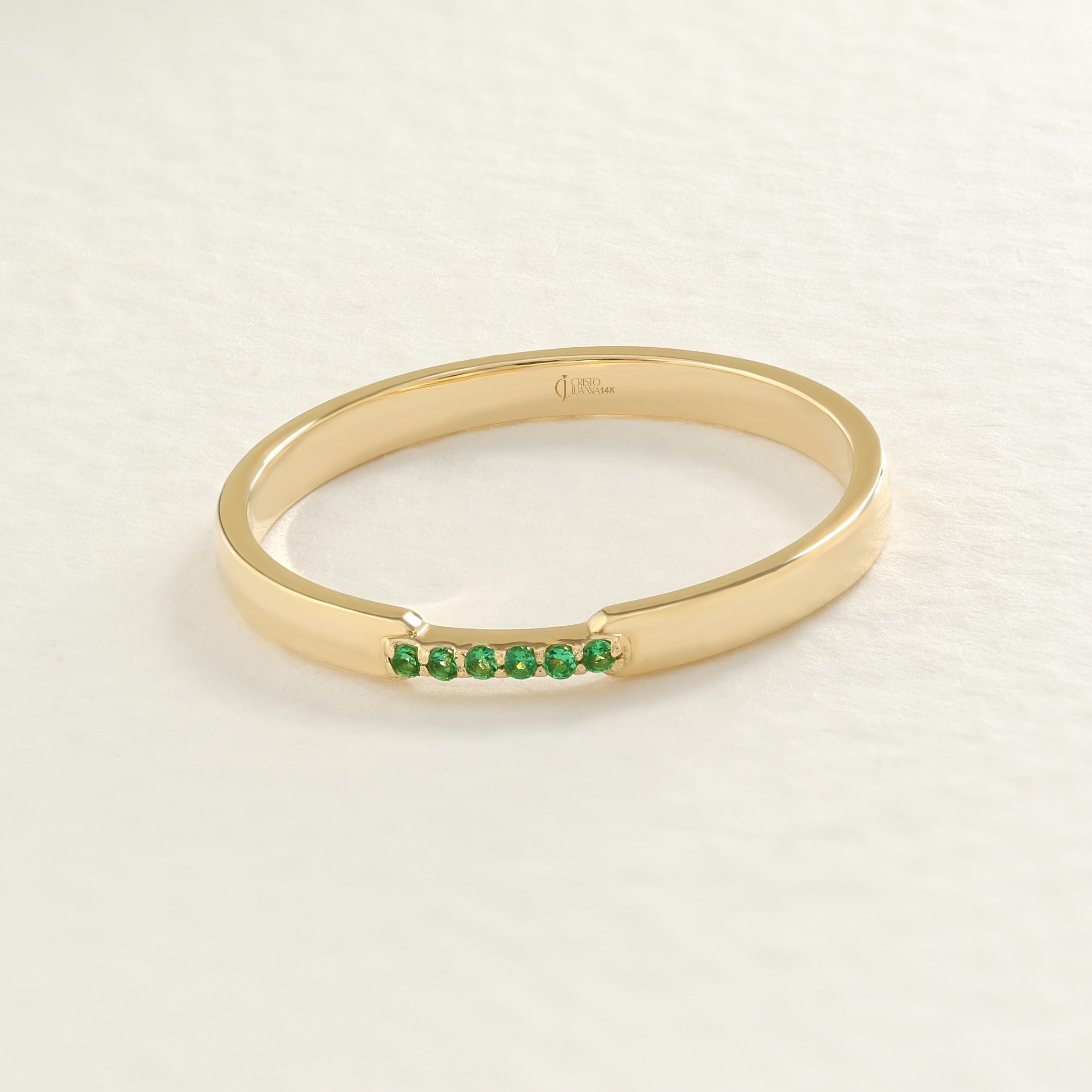 Dainty Emerald Band Ring – 14K Solid Gold 💚✨
A timeless emerald pavé ring that shines with subtle elegance. Its fine band and vivid green stones make it perfect for stacking or wearing solo — a beautiful birthstone piece for everyday sparkle. 🌿