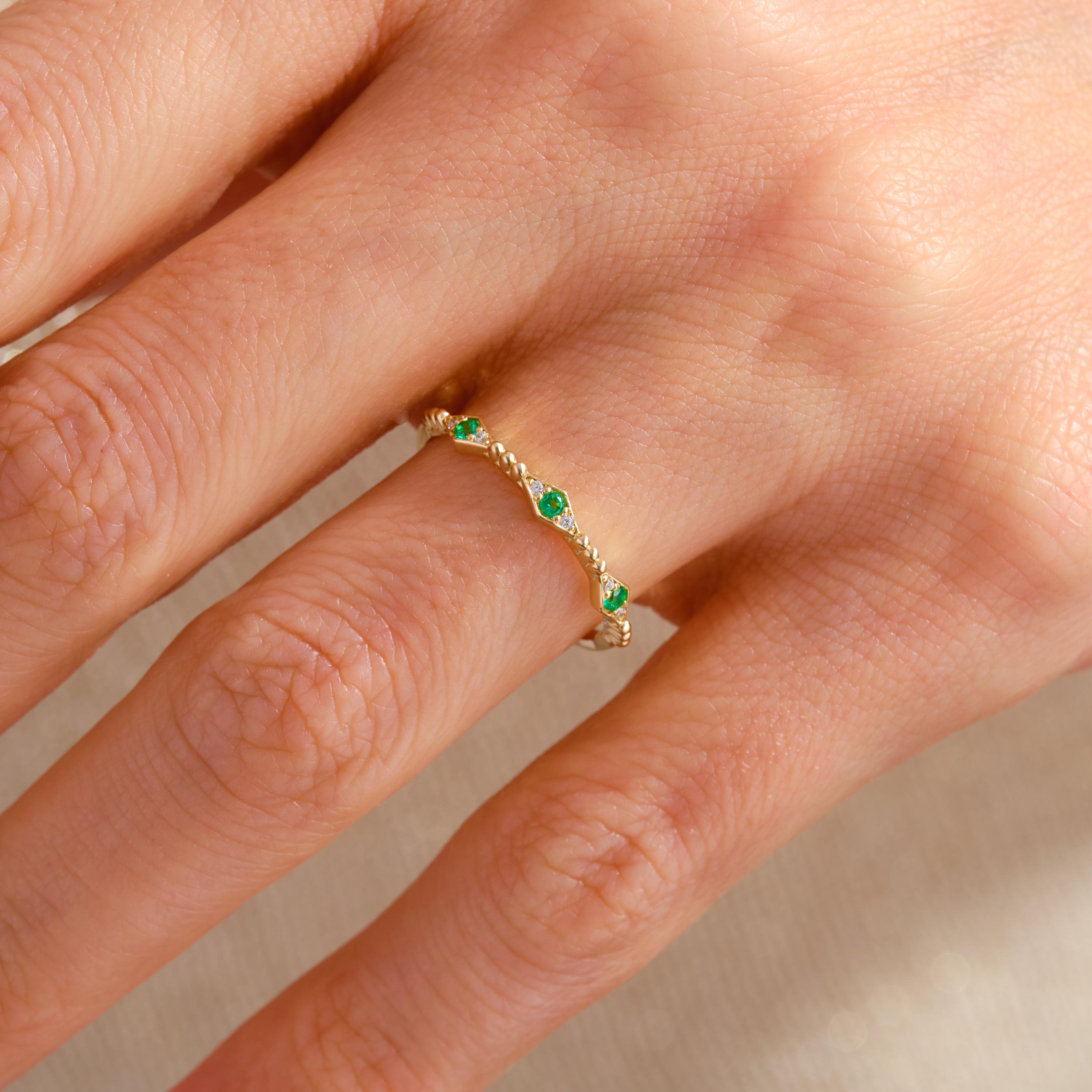 Dainty Emerald Stacking Ring – 10K / 14K / 18K Solid Gold 💚✨
A delicate emerald ring accented with sparkling side diamonds, perfect for stacking or wearing alone. Its elegant and minimalist design makes it a thoughtful birthstone gift or a charming everyday accessory.