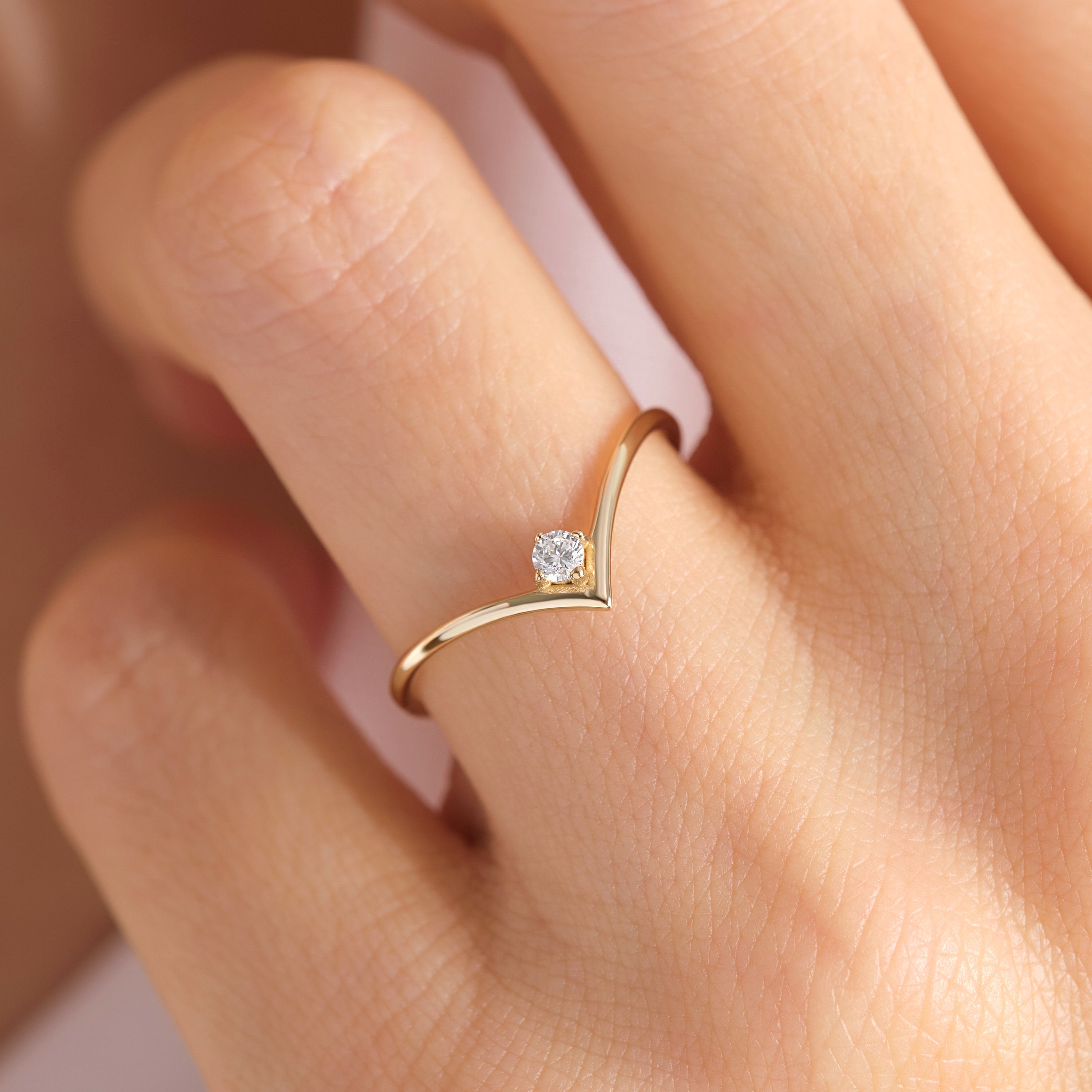 Solo Diamond V Engagement Ring – 14K Solid Gold Chevron Band 💎✨
Elegant and timeless, this Solo Diamond V Engagement Ring combines minimalism with meaning. Crafted in solid 14K gold, it features a single brilliant 2.2 mm round-cut diamond or moissanite, delicately placed at the center of a V-shaped chevron band — symbolizing harmony, strength, and eternal connection.