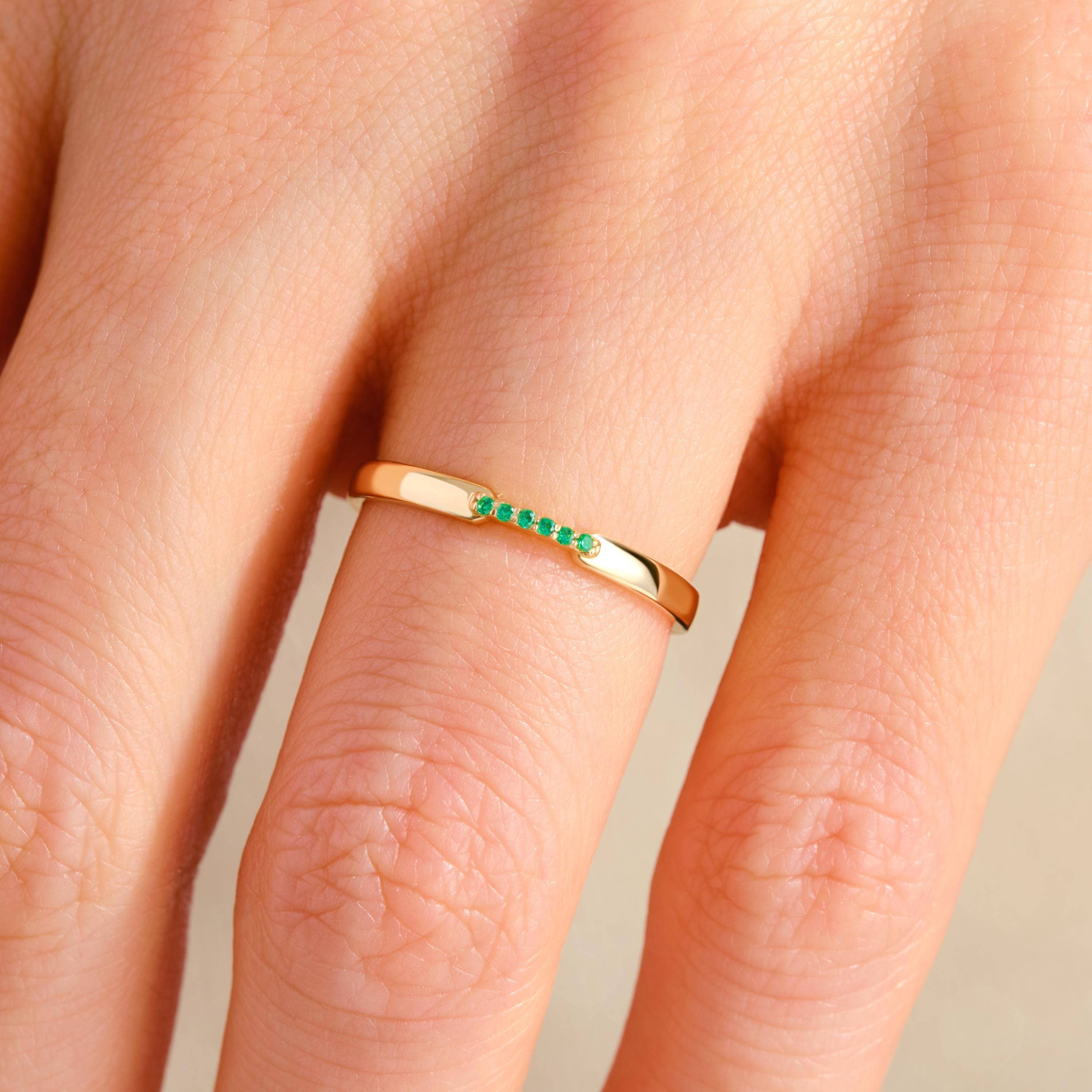 Dainty Emerald Band Ring – 14K Solid Gold 💚✨
A timeless emerald pavé ring that shines with subtle elegance. Its fine band and vivid green stones make it perfect for stacking or wearing solo — a beautiful birthstone piece for everyday sparkle. 🌿