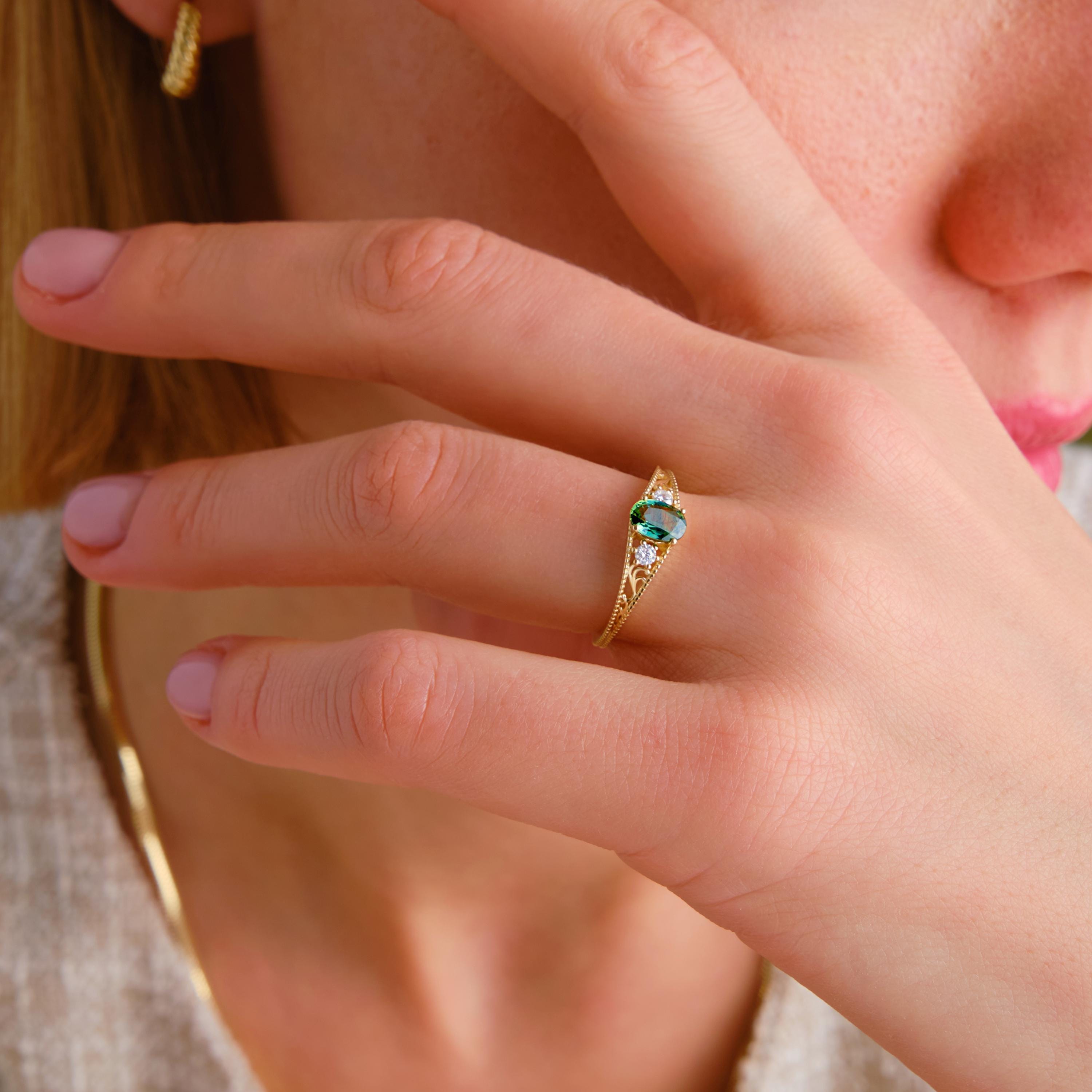 Natural Green Sapphire Ring – 10K / 14K / 18K Solid Gold 💚💎
A timeless engagement and wedding ring featuring a genuine green sapphire accented with sparkling side diamonds. Its elegant vintage style makes it a perfect choice for women who love unique and meaningful jewelry.
