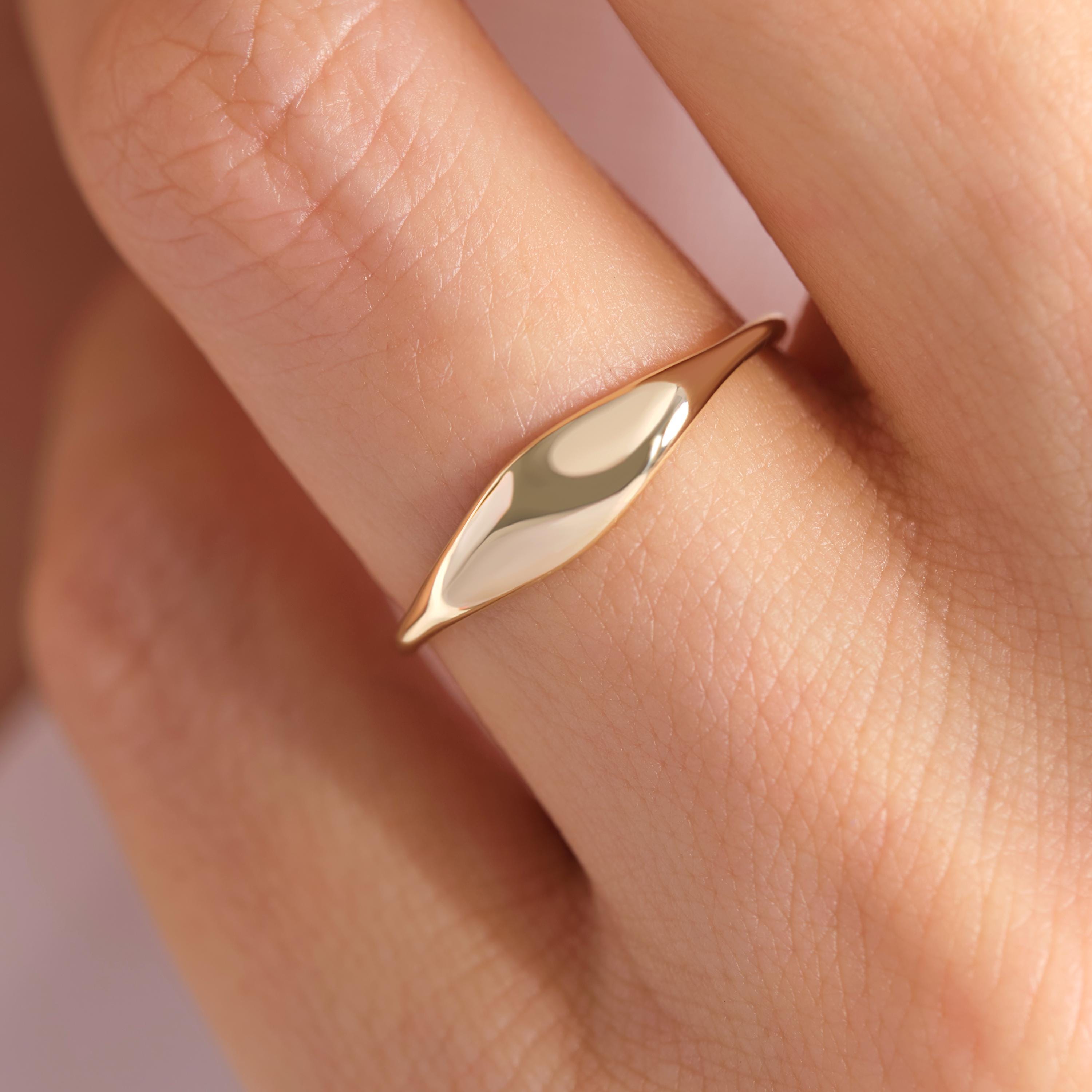 💍 Dome Statement Ring – 14K Solid Gold

This sleek dome ring features a polished rounded band that blends delicate simplicity with a bold, modern look. Its slim yet chunky silhouette makes it perfect for pinky wear, everyday styling, or as a minimal engagement band. A timeless solid gold essential designed for effortless elegance. ✨