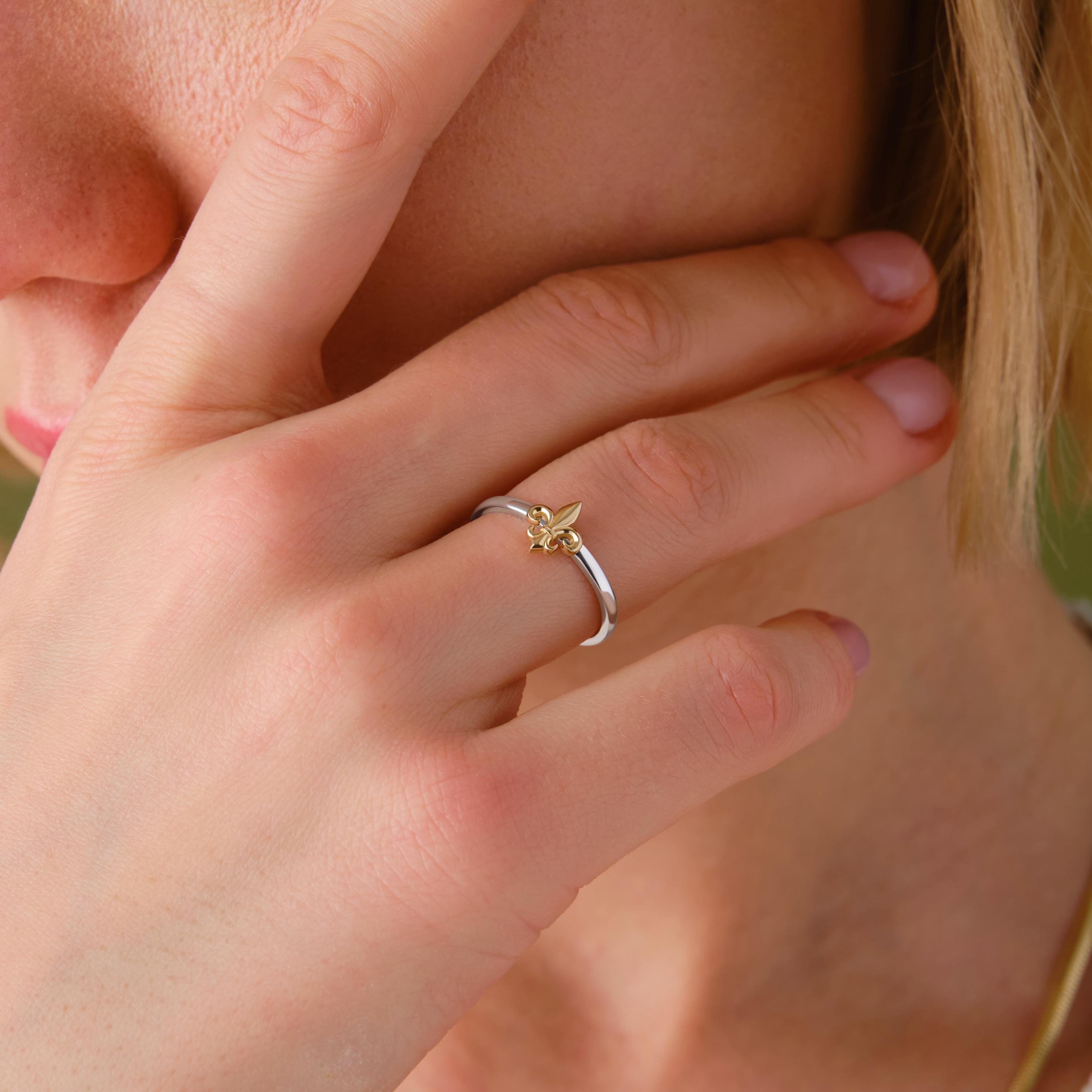 ⚜️ Two Tone Fleur De Lis Ring – 14K Solid Gold Vintage Band 💛
Symbolizing nobility and strength, this handcrafted Fleur-de-lis ring is a unique blend of antique charm and minimalist elegance. Its two-tone finish makes it a perfect keepsake for both women and men – ideal for daily wear, meaningful gifts, or even bold personal statements.