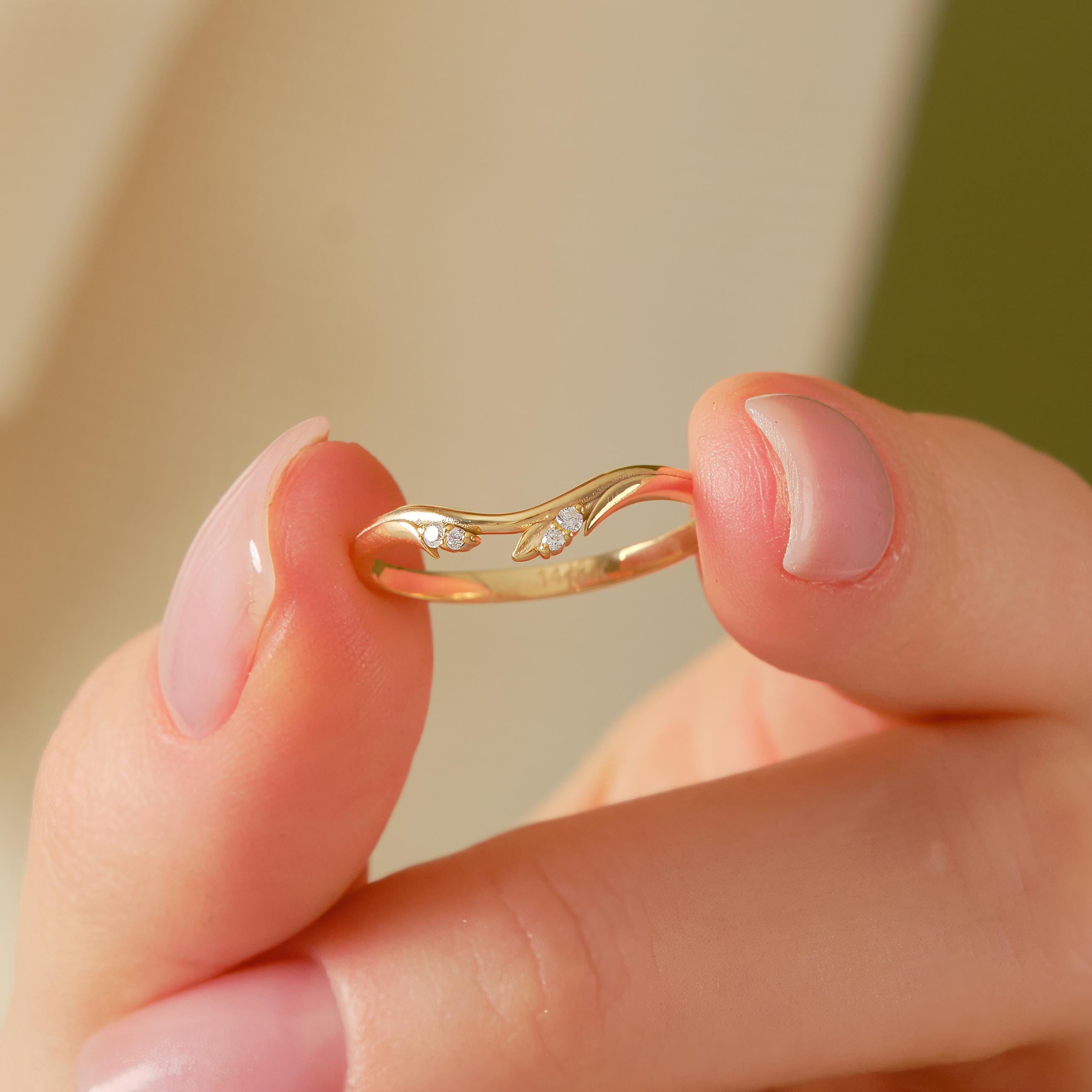 🌿 Floral Diamond Ring | 14K Solid Gold Chevron Wedding Band

Inspired by delicate ivy leaves and blooming florals, this floral diamond band is handcrafted in solid gold and features a graceful chevron silhouette. Tiny pavé-set stones create a refined sparkle, making this ring perfect as a flower wedding band, stacking ring, or elegant standalone piece.

Its curved profile allows it to pair beautifully with engagement rings, especially vintage and nature-inspired designs.
