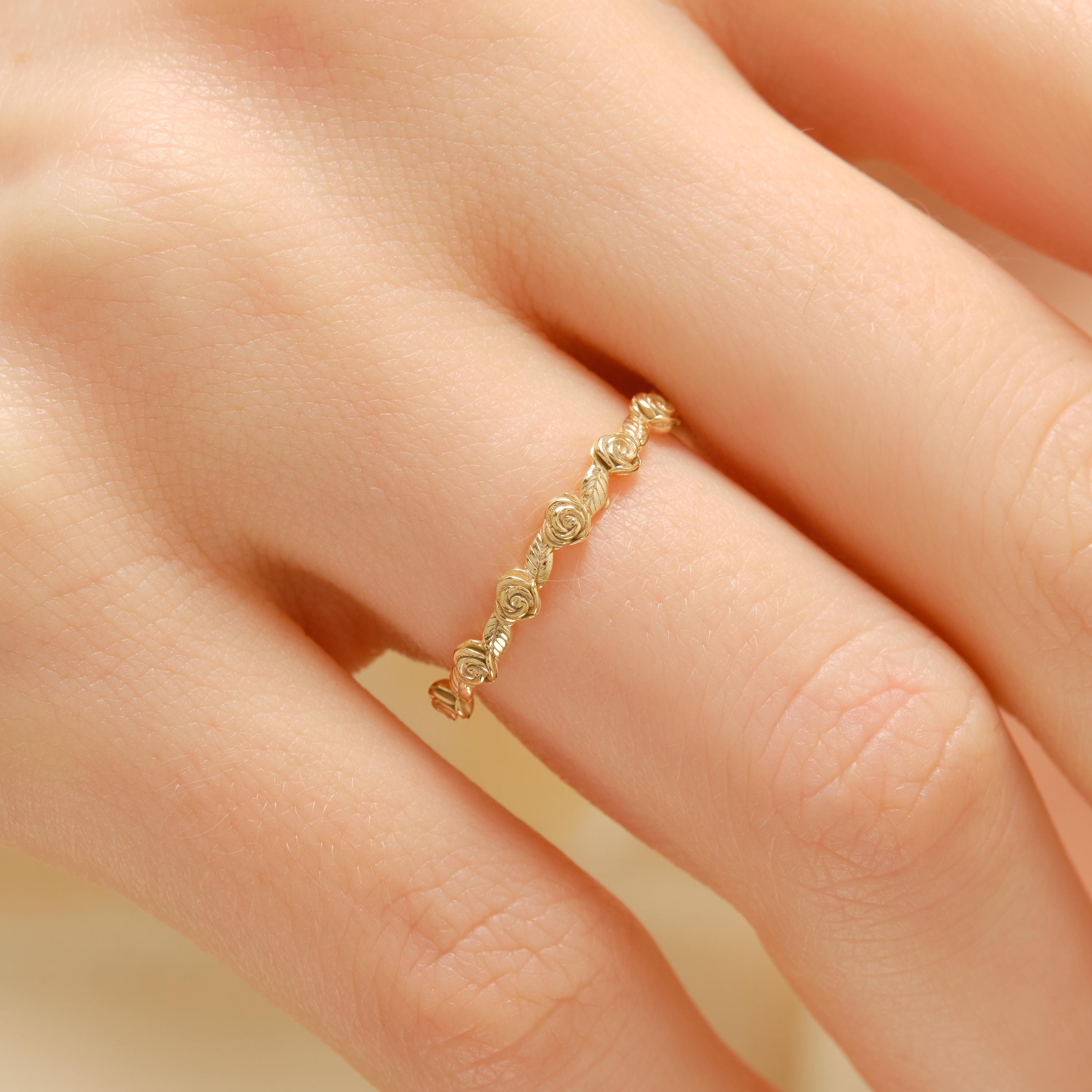 🌸 Rose Texture Band Ring | 14K Solid Gold Floral Daisy Band – Nature Inspired Jewelry

Celebrate natural beauty with this elegant rose texture band ring, featuring delicate floral daisy and ivy leaf textures wrapped around a slim solid gold band. Handcrafted with care, this timeless design reflects nature-inspired artistry blended with vintage charm. Its lightweight and comfortable structure makes it perfect for everyday wear or meaningful occasions.