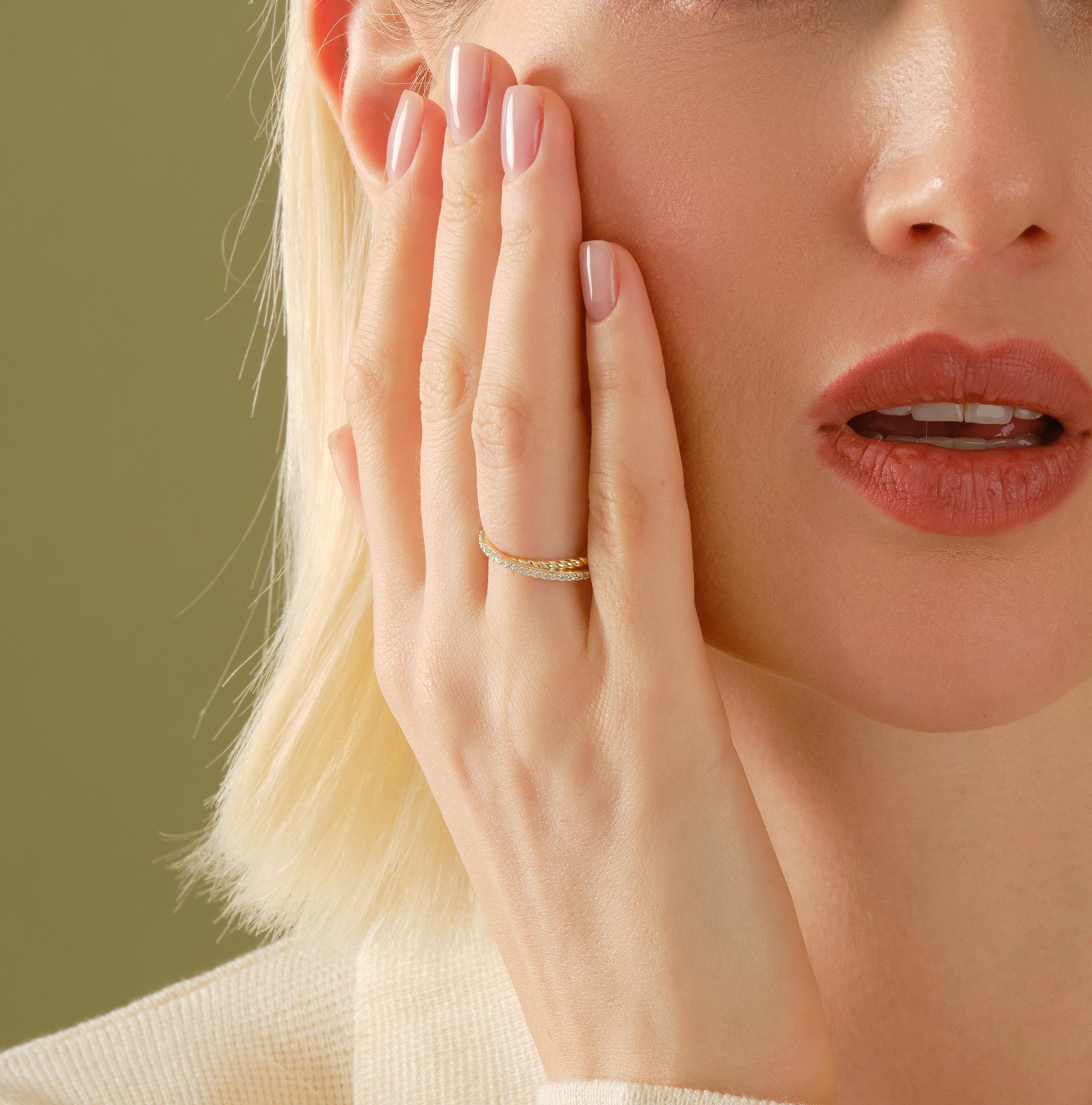 ✨ Criss Cross Diamond Ring | 14K Solid Gold Twisted Rope Band

Modern elegance meets timeless craftsmanship in this stunning Criss Cross Diamond Ring. Designed with a graceful X-shaped (criss-cross) silhouette and a textured twisted rope band, this ring blends minimalism with brilliance—perfect for everyday luxury and meaningful moments.