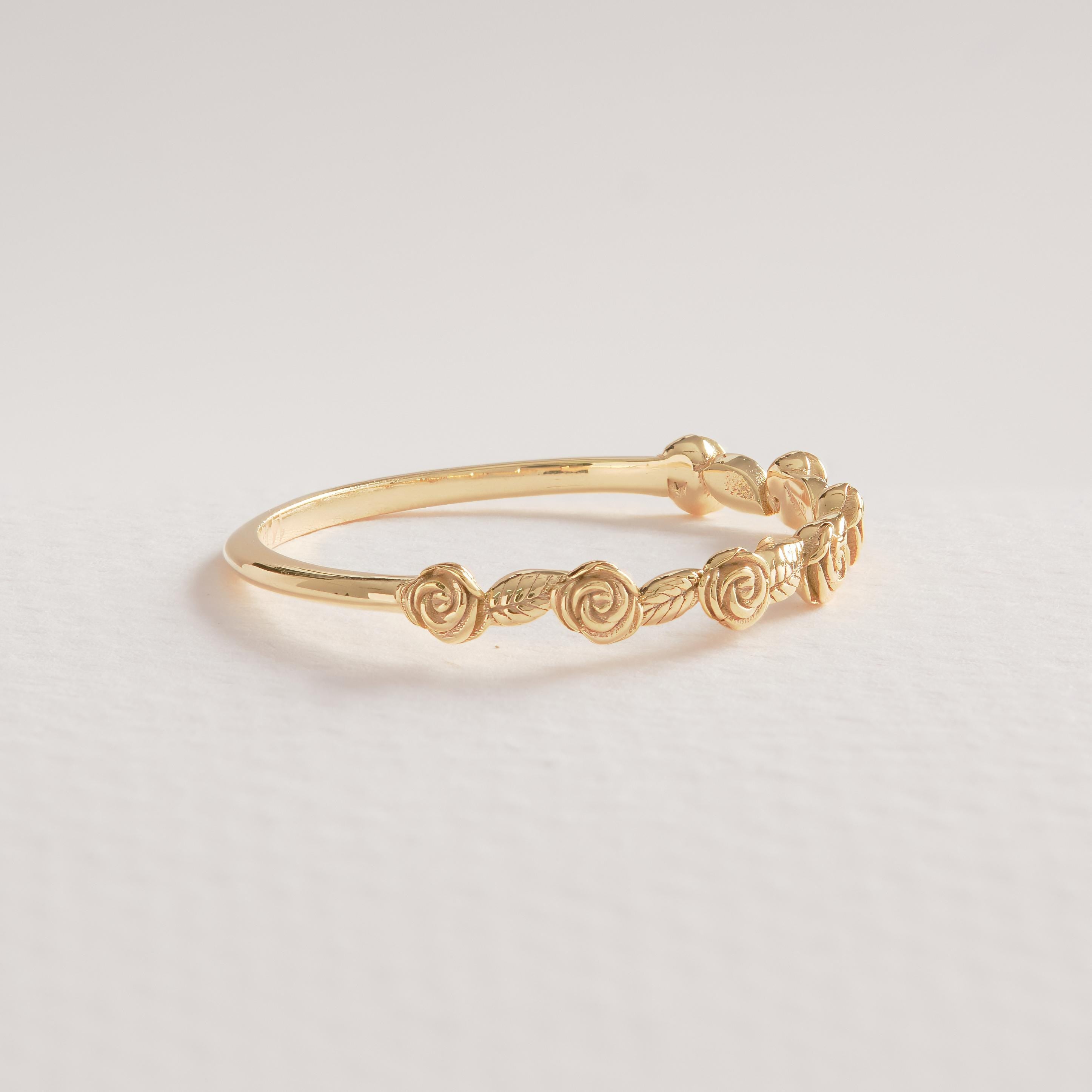 🌸 Rose Texture Band Ring | 14K Solid Gold Floral Daisy Band – Nature Inspired Jewelry

Celebrate natural beauty with this elegant rose texture band ring, featuring delicate floral daisy and ivy leaf textures wrapped around a slim solid gold band. Handcrafted with care, this timeless design reflects nature-inspired artistry blended with vintage charm. Its lightweight and comfortable structure makes it perfect for everyday wear or meaningful occasions.