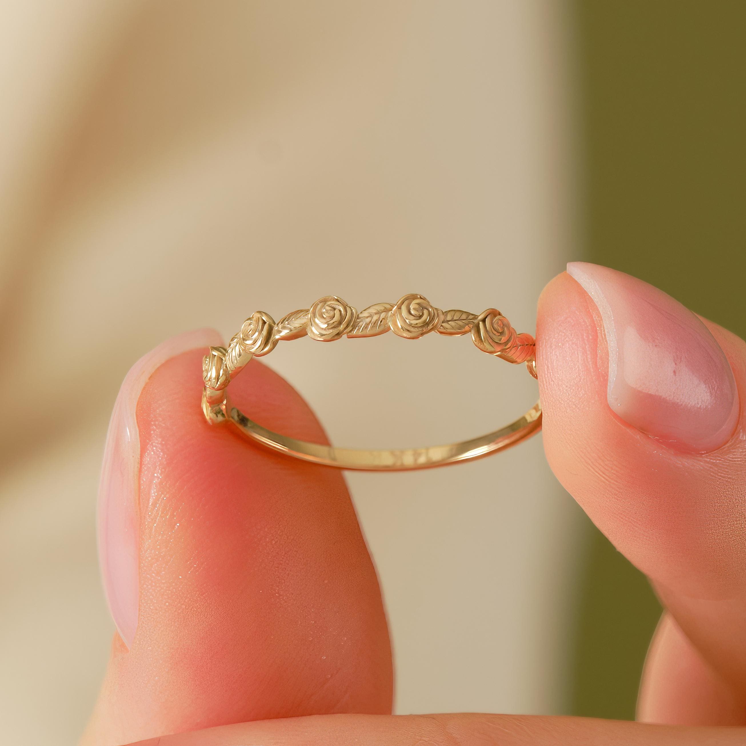 🌸 Rose Texture Band Ring | 14K Solid Gold Floral Daisy Band – Nature Inspired Jewelry

Celebrate natural beauty with this elegant rose texture band ring, featuring delicate floral daisy and ivy leaf textures wrapped around a slim solid gold band. Handcrafted with care, this timeless design reflects nature-inspired artistry blended with vintage charm. Its lightweight and comfortable structure makes it perfect for everyday wear or meaningful occasions.