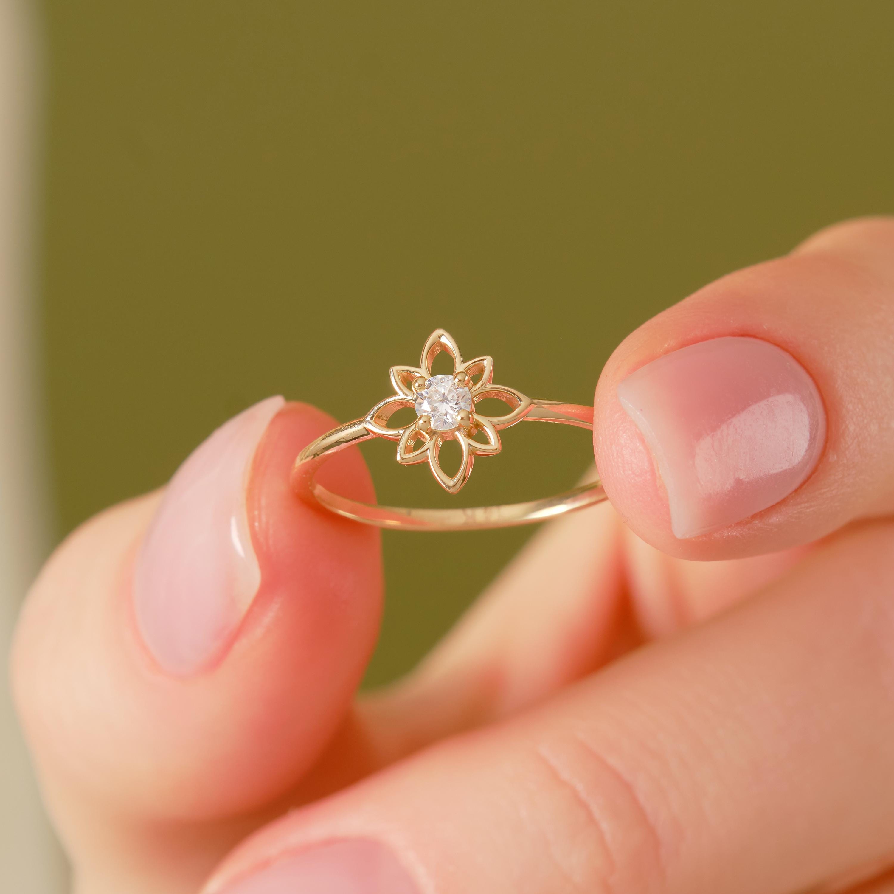 🌼 Diamond Open Daisy Ring | 14K Solid Gold Dainty Floral Stackable Band

Inspired by vintage elegance and the soft beauty of nature, this Diamond Open Daisy Ring features a delicate floral silhouette with a sparkling round stone at its center. Handcrafted in solid gold, this slim and graceful band is designed for effortless everyday wear and easy stacking. Its open daisy motif brings a light, boho charm while maintaining a timeless and feminine appeal.